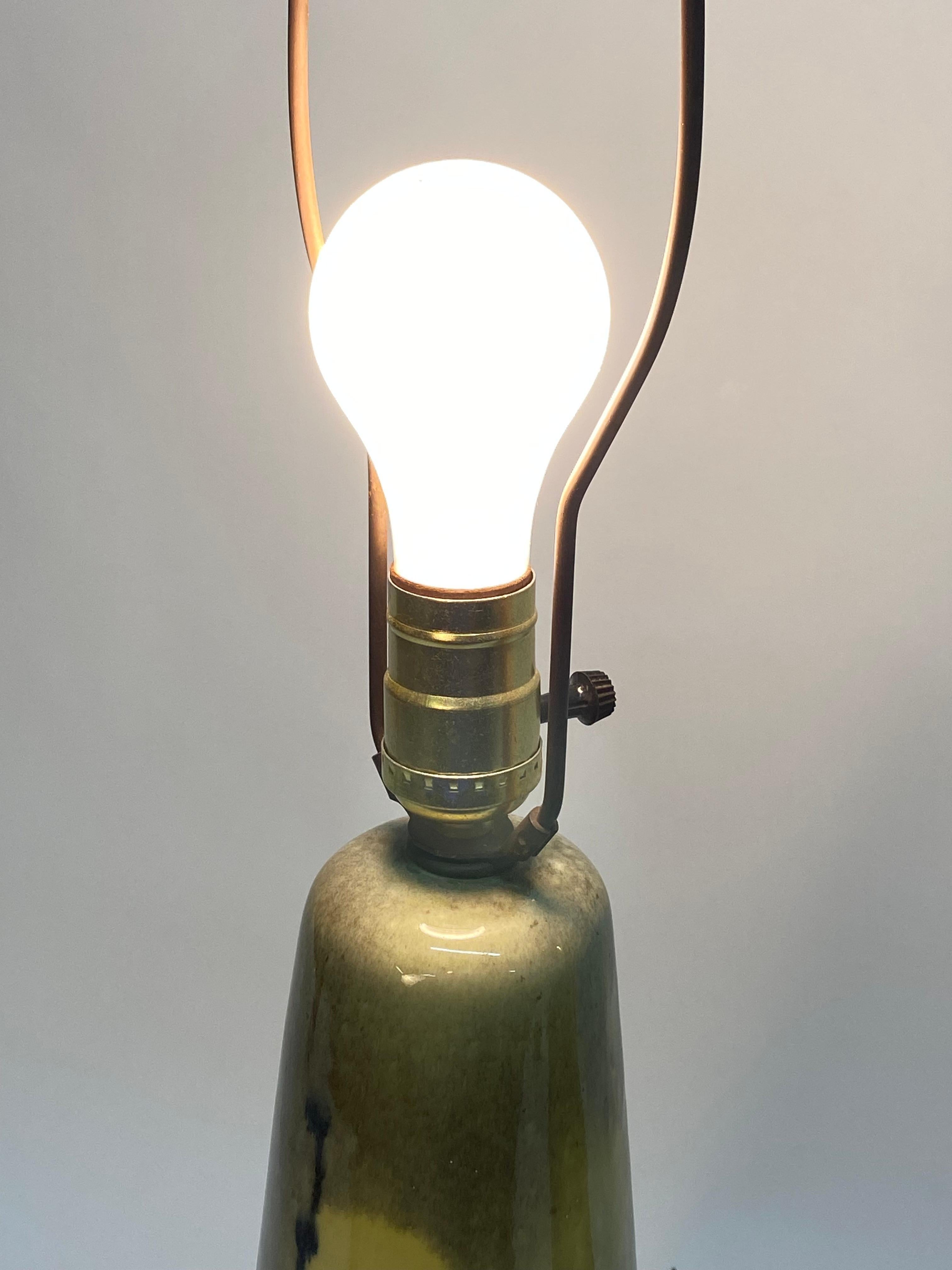 Paar biomorphe, abstrakte, verzierte Keramiklampen aus den 1950er Jahren im Angebot 7