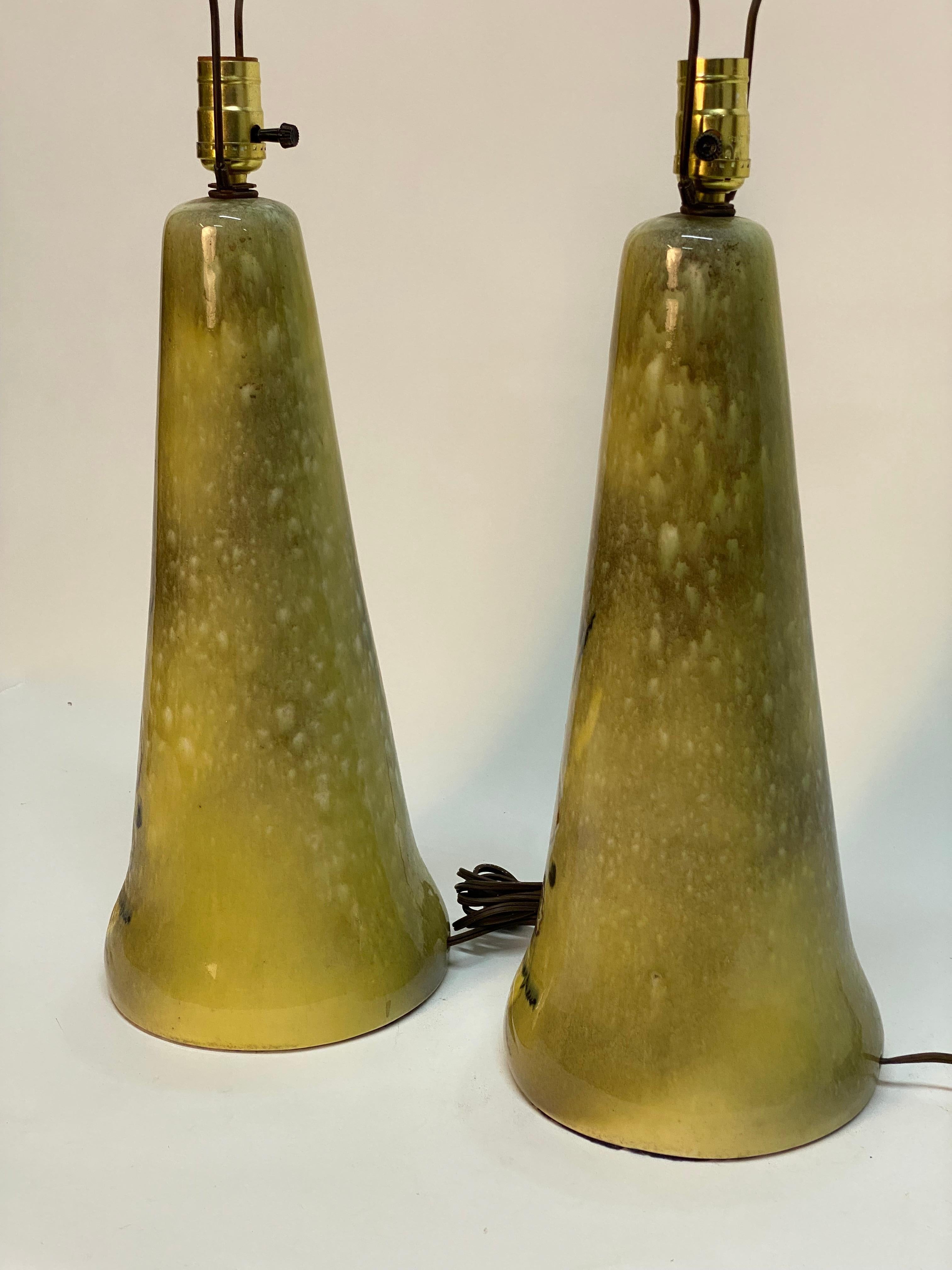 Paar biomorphe, abstrakte, verzierte Keramiklampen aus den 1950er Jahren im Zustand „Gut“ im Angebot in Garnerville, NY