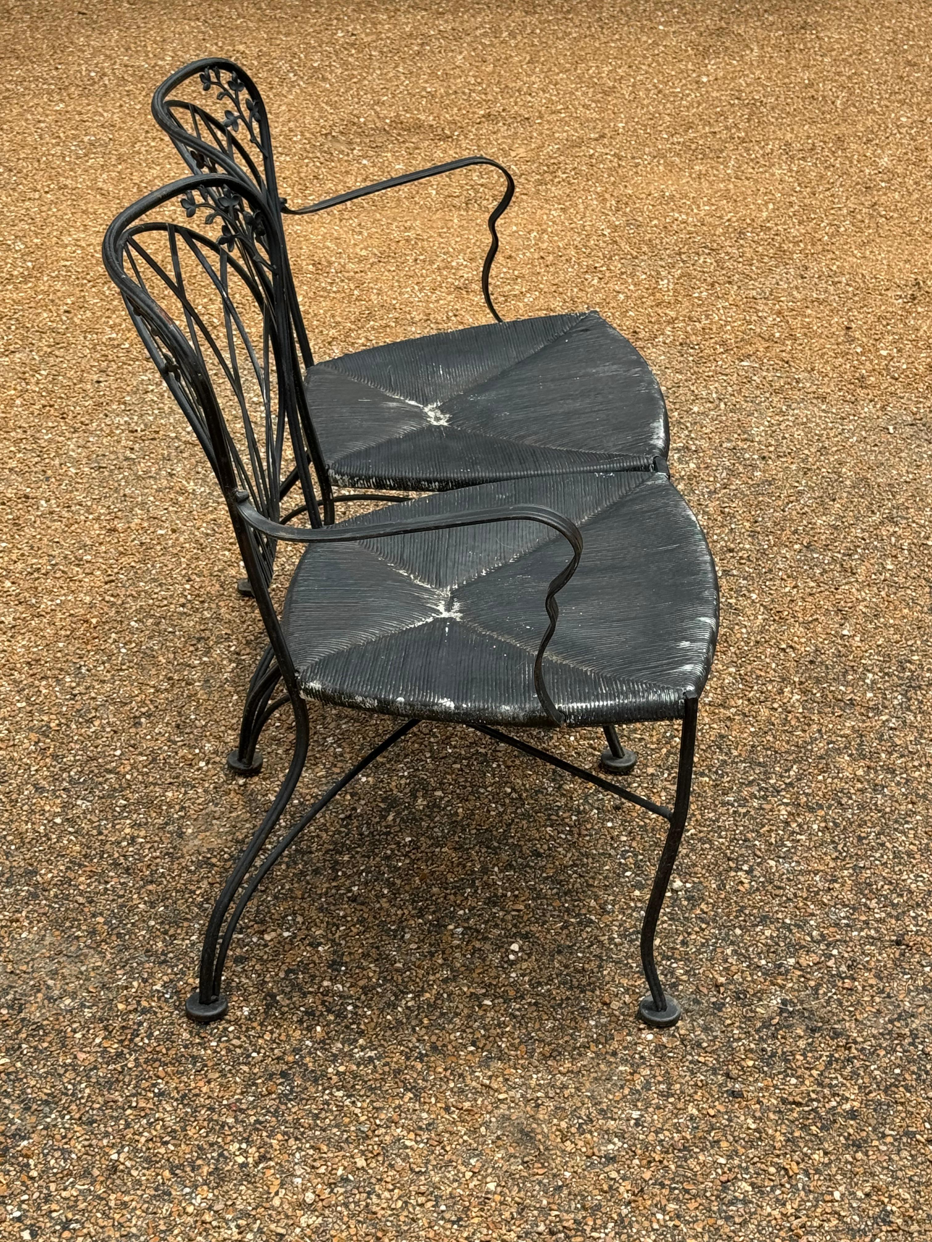 Coppia di  Divanetti da giardino o da patio in ferro battuto nero degli anni '50 con sedute in finta corda in vendita 3