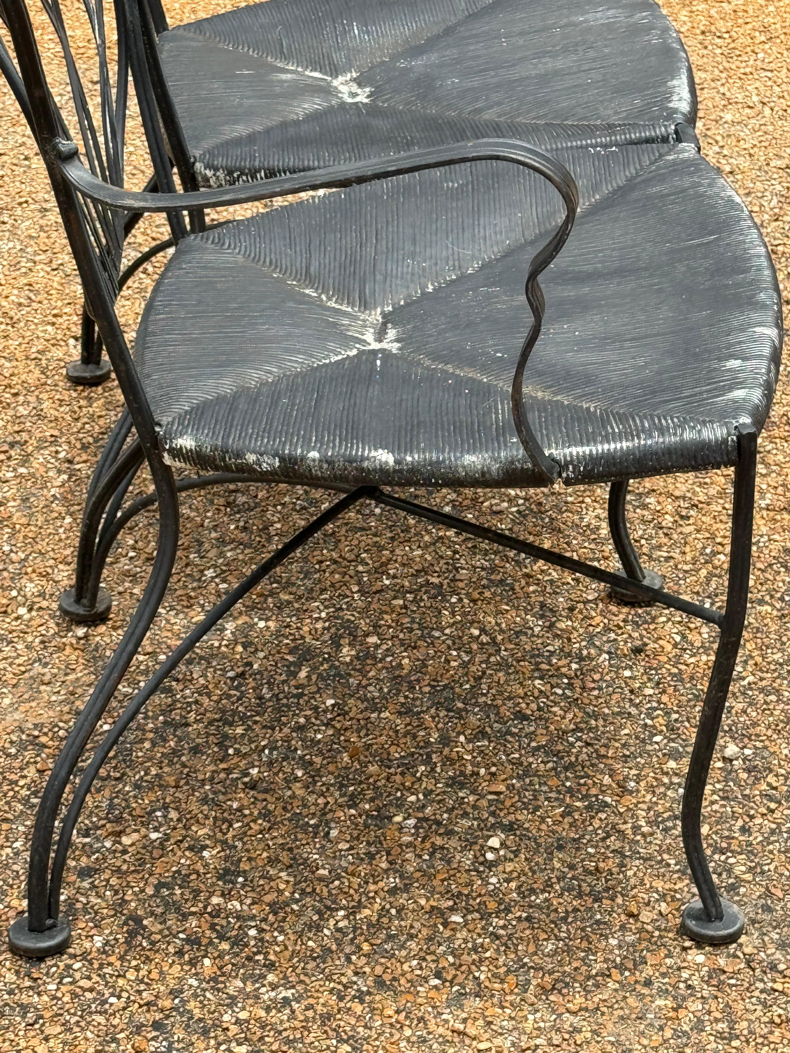 Coppia di  Divanetti da giardino o da patio in ferro battuto nero degli anni '50 con sedute in finta corda in vendita 4