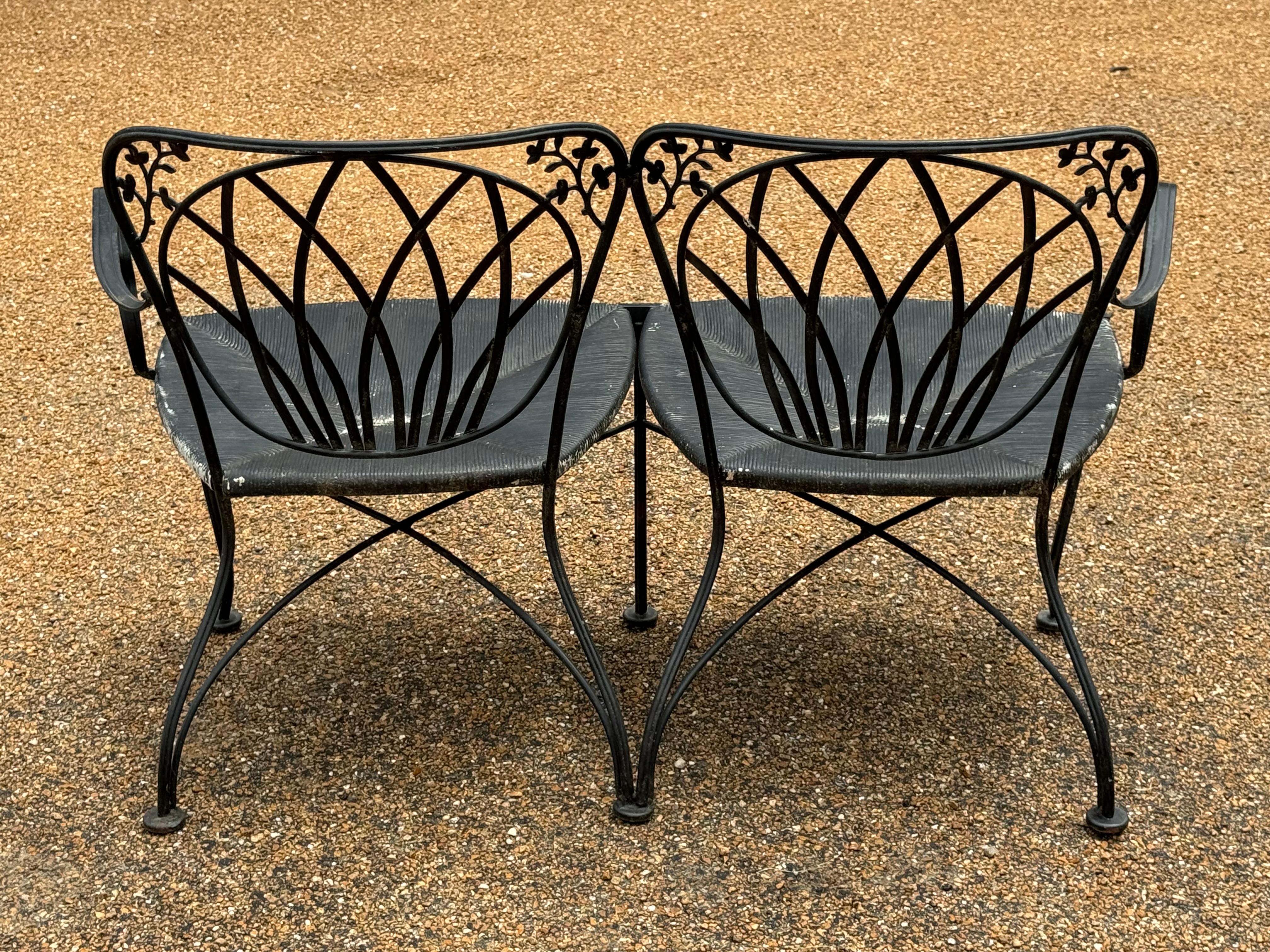 Coppia di  Divanetti da giardino o da patio in ferro battuto nero degli anni '50 con sedute in finta corda in vendita 6