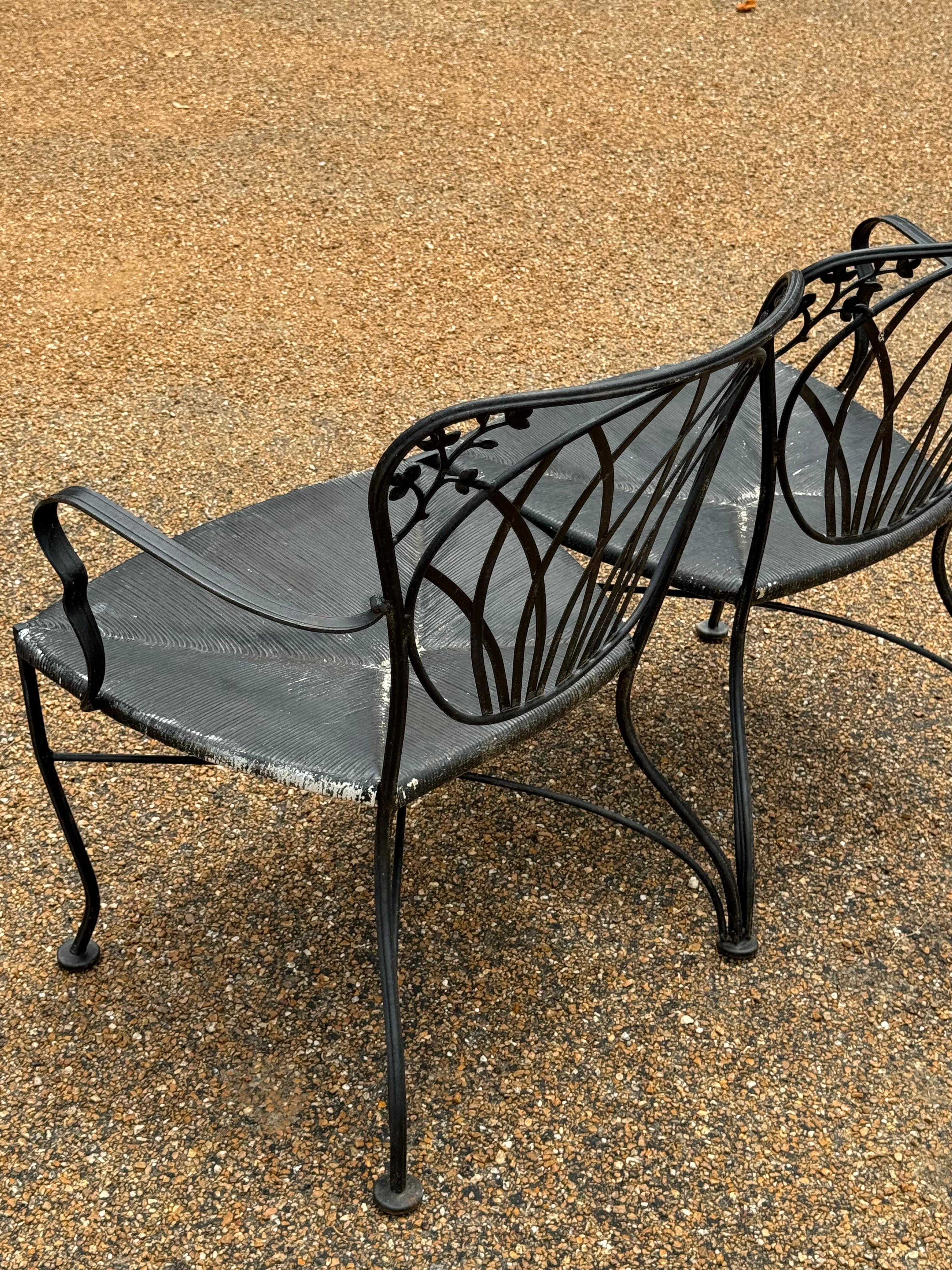 Coppia di  Divanetti da giardino o da patio in ferro battuto nero degli anni '50 con sedute in finta corda in vendita 7
