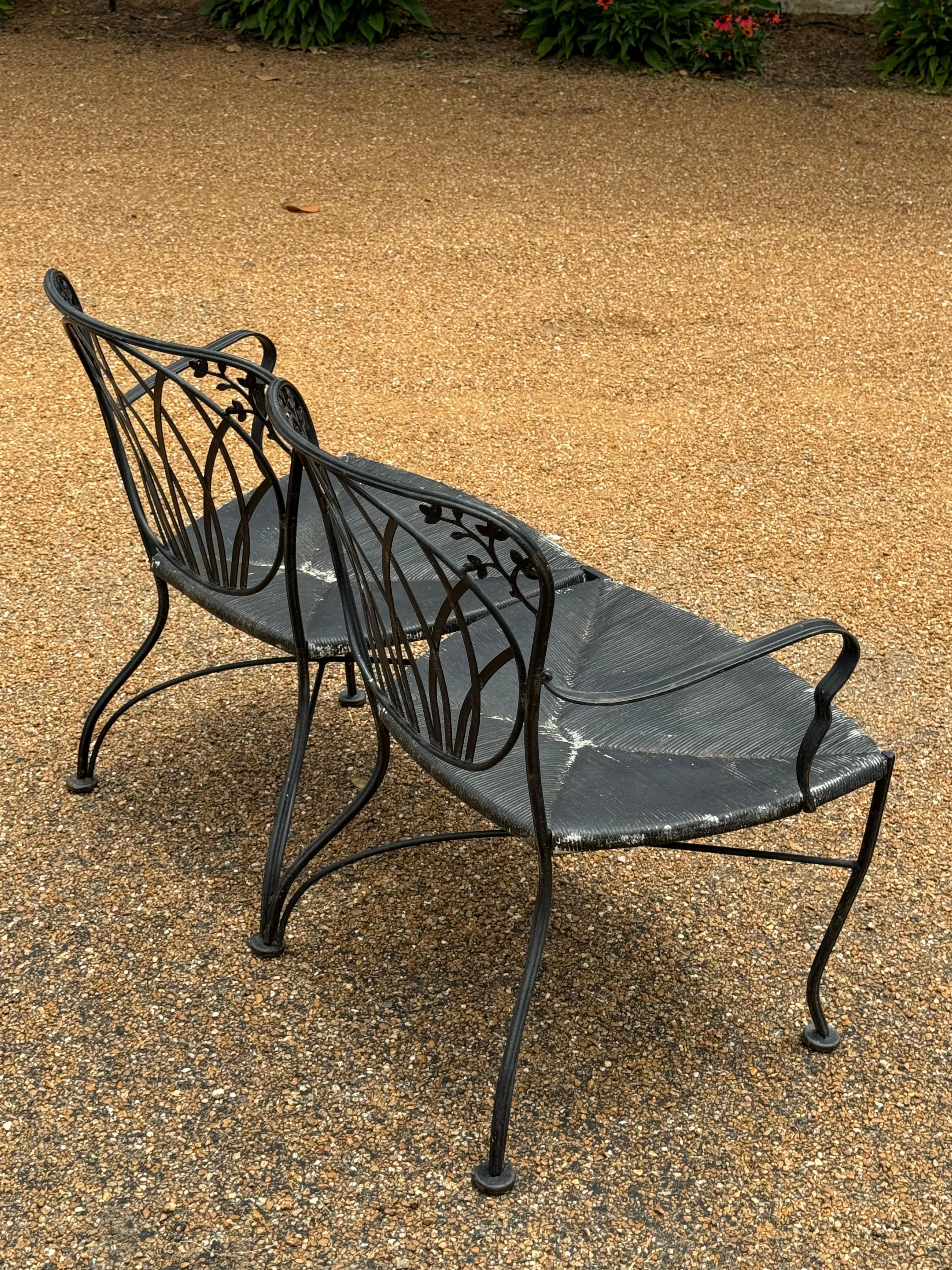 Coppia di  Divanetti da giardino o da patio in ferro battuto nero degli anni '50 con sedute in finta corda in vendita 8