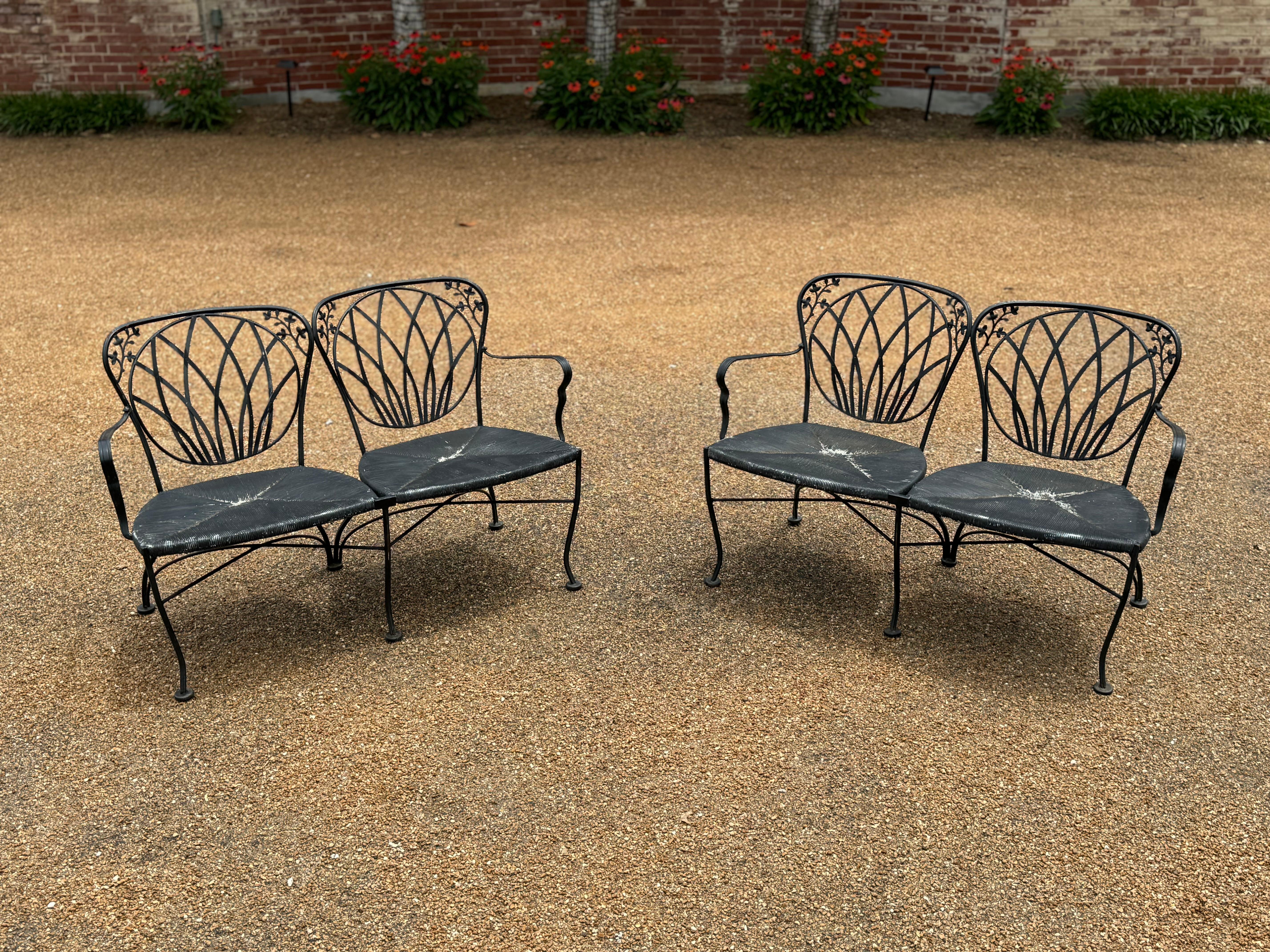Mid-Century moderno Coppia di  Divanetti da giardino o da patio in ferro battuto nero degli anni '50 con sedute in finta corda in vendita