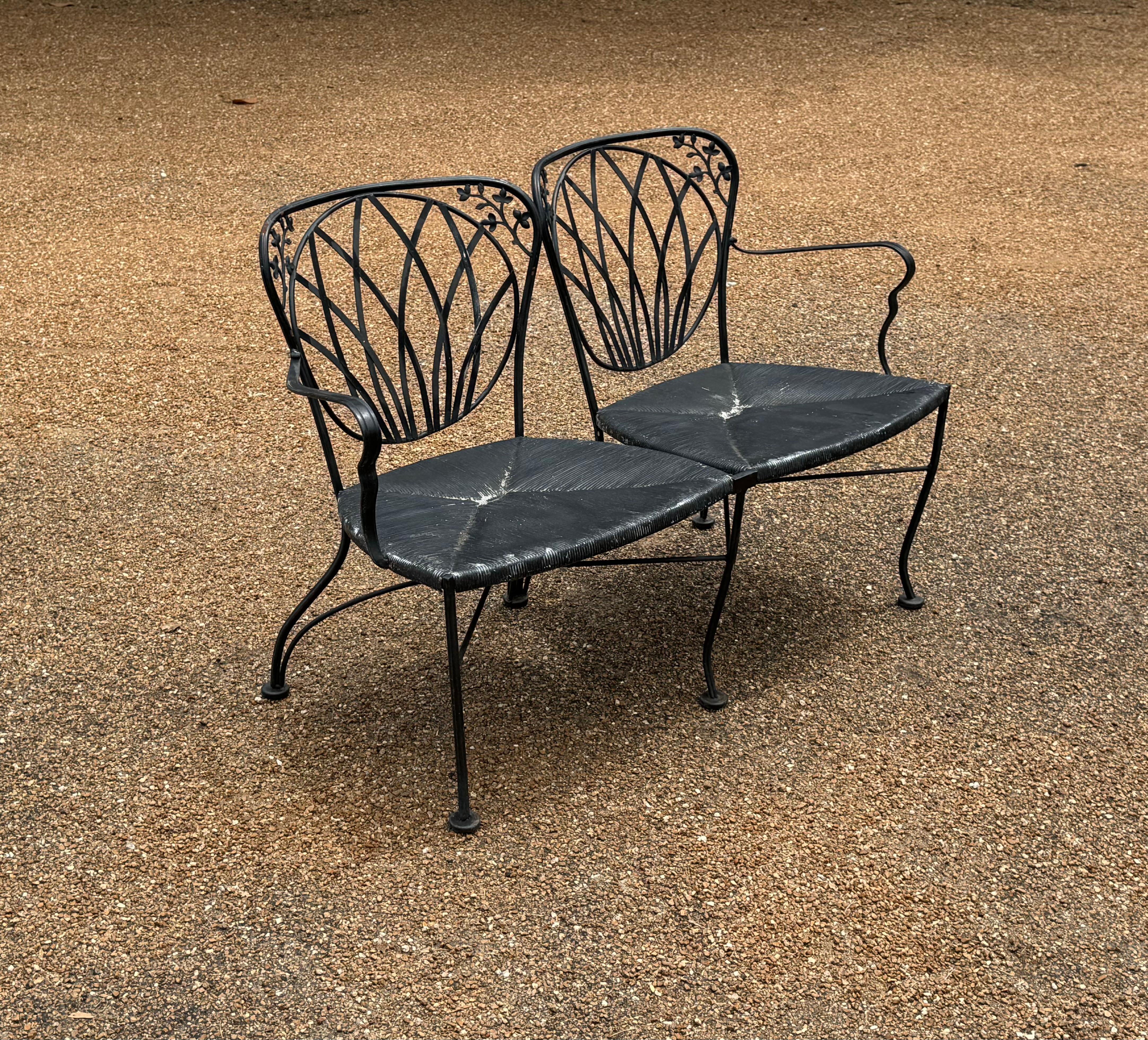Americano Coppia di  Divanetti da giardino o da patio in ferro battuto nero degli anni '50 con sedute in finta corda in vendita