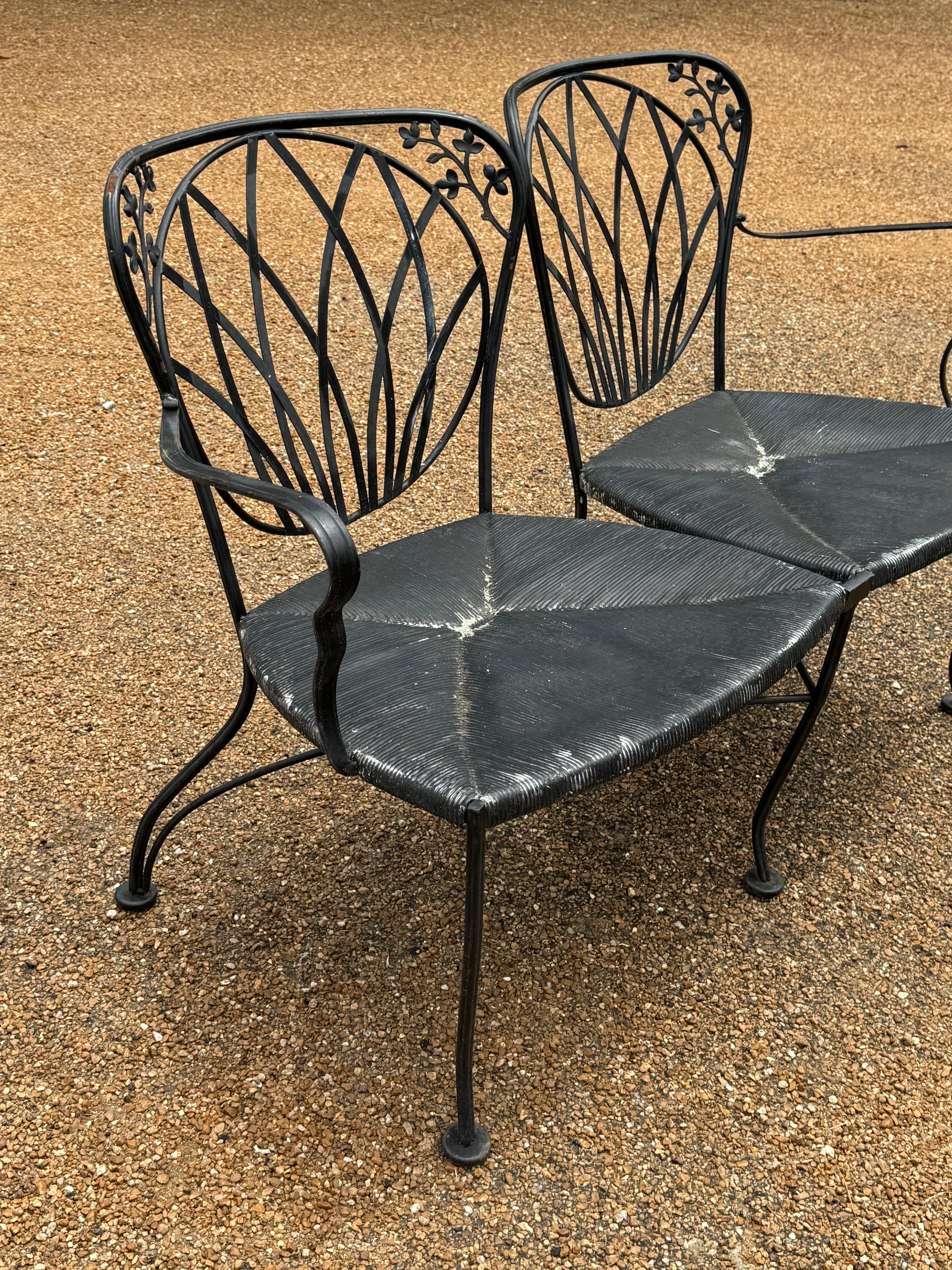 Coppia di  Divanetti da giardino o da patio in ferro battuto nero degli anni '50 con sedute in finta corda In condizioni buone in vendita a St. Louis, MO