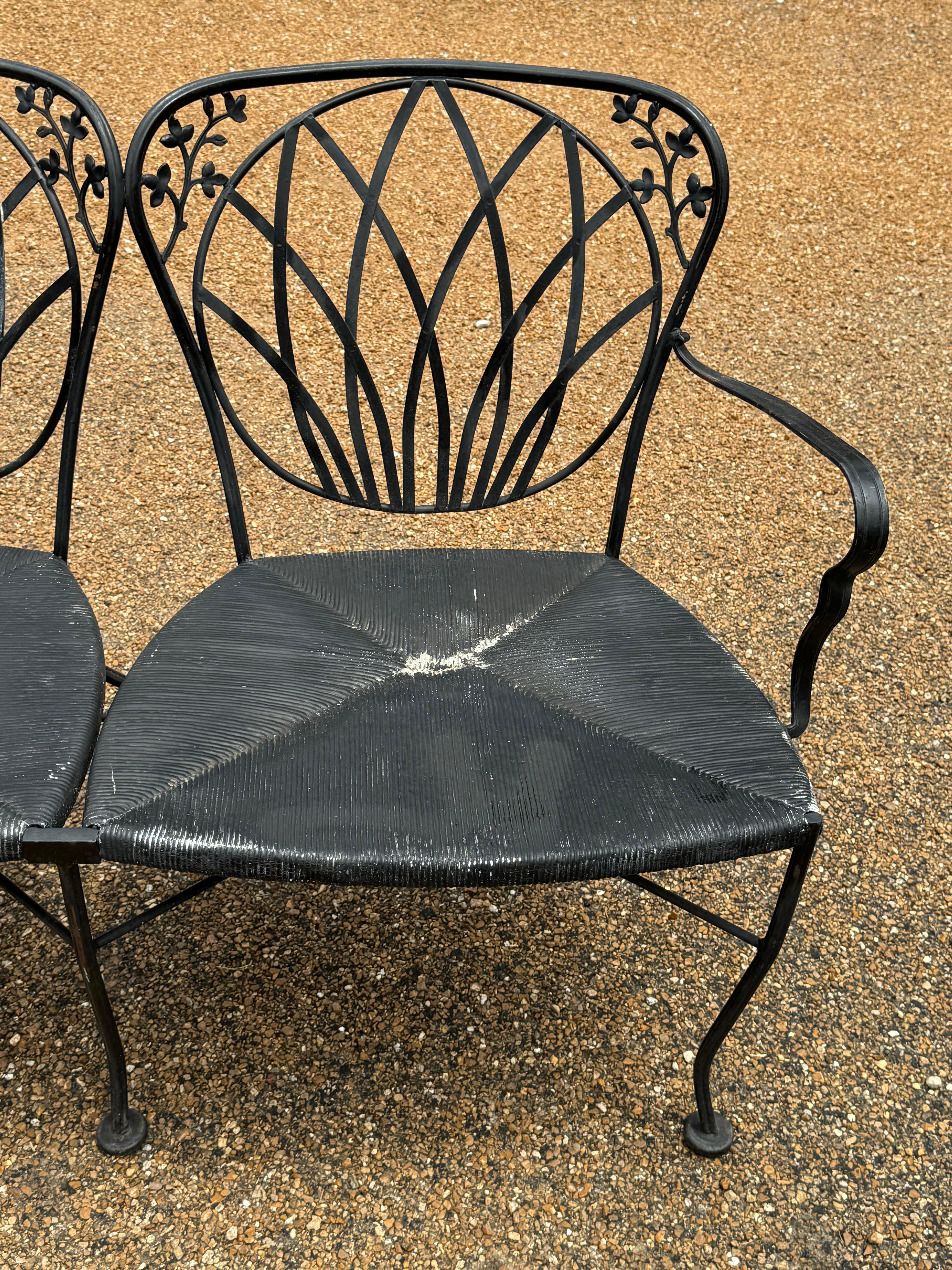 Metà XX secolo Coppia di  Divanetti da giardino o da patio in ferro battuto nero degli anni '50 con sedute in finta corda in vendita