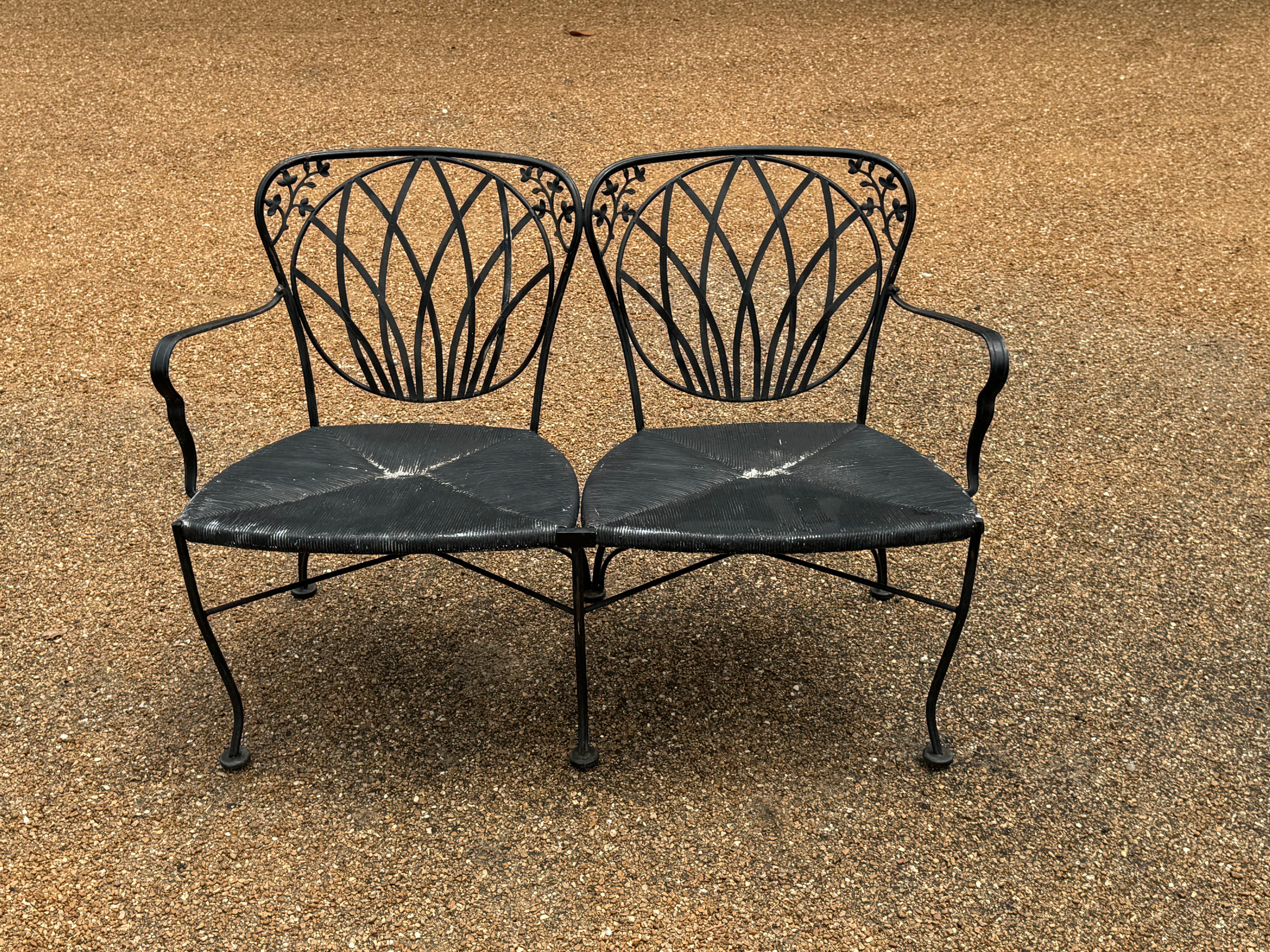 Ferro Coppia di  Divanetti da giardino o da patio in ferro battuto nero degli anni '50 con sedute in finta corda in vendita