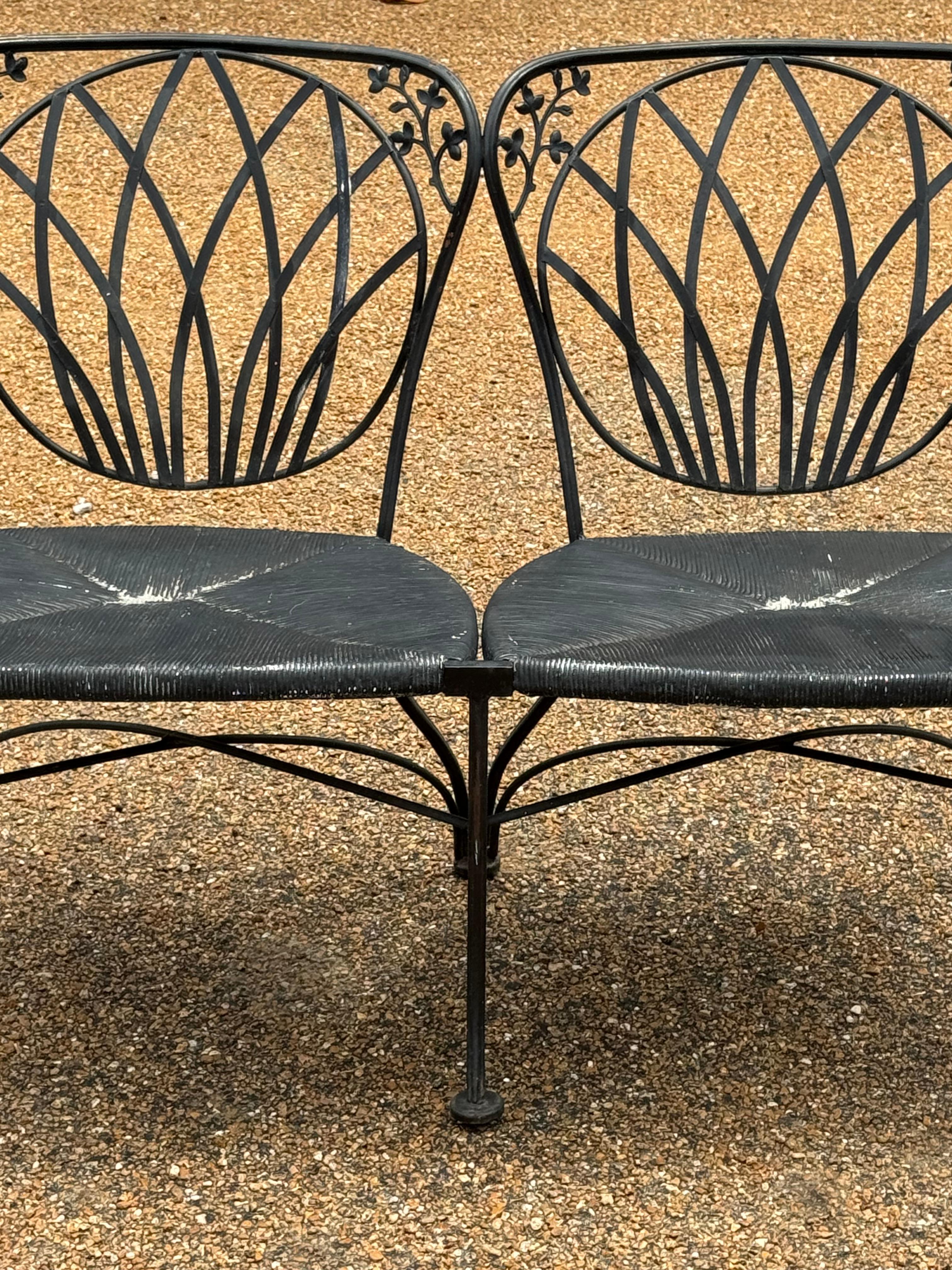 Coppia di  Divanetti da giardino o da patio in ferro battuto nero degli anni '50 con sedute in finta corda in vendita 1
