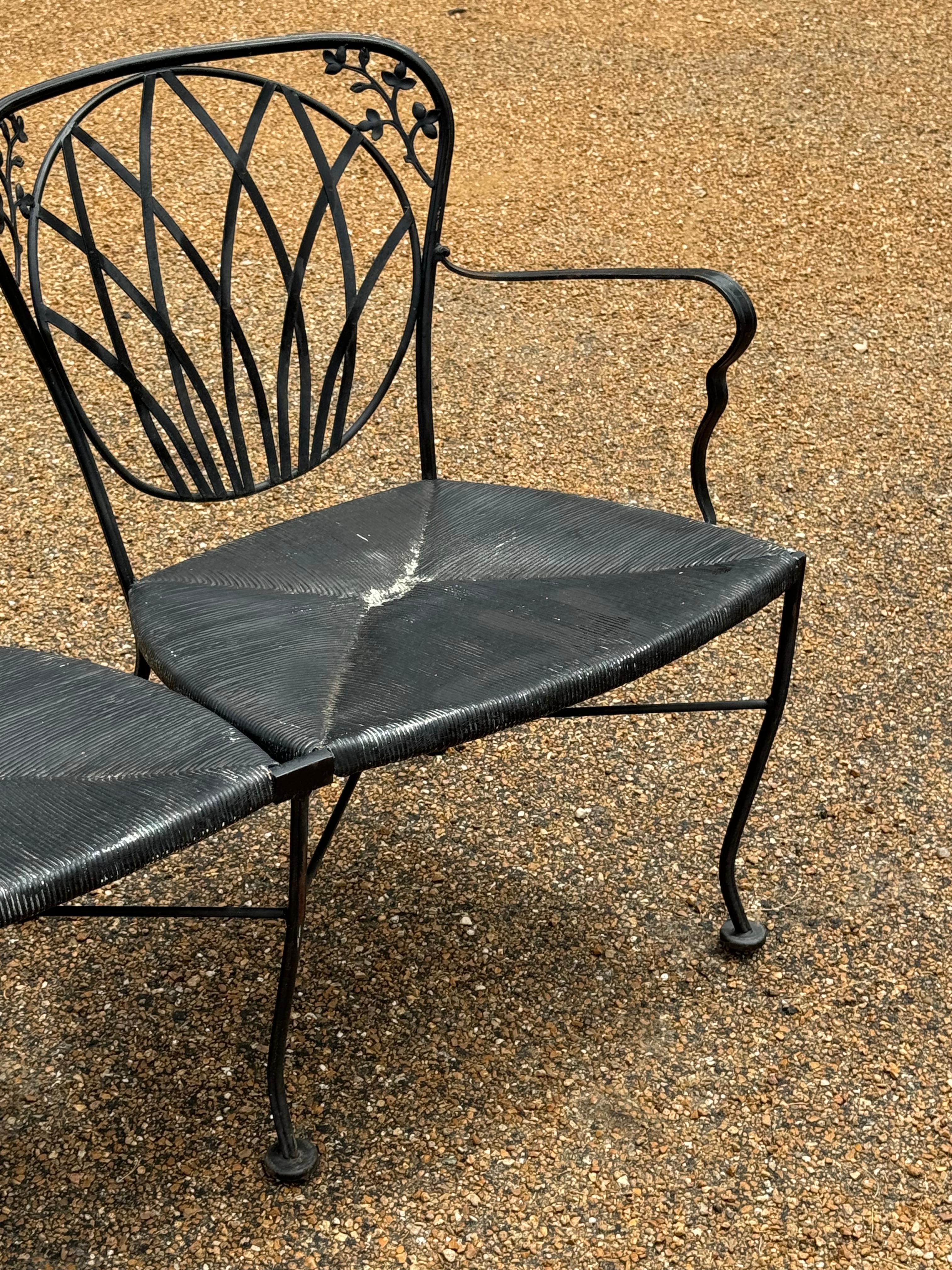 Coppia di  Divanetti da giardino o da patio in ferro battuto nero degli anni '50 con sedute in finta corda in vendita 2