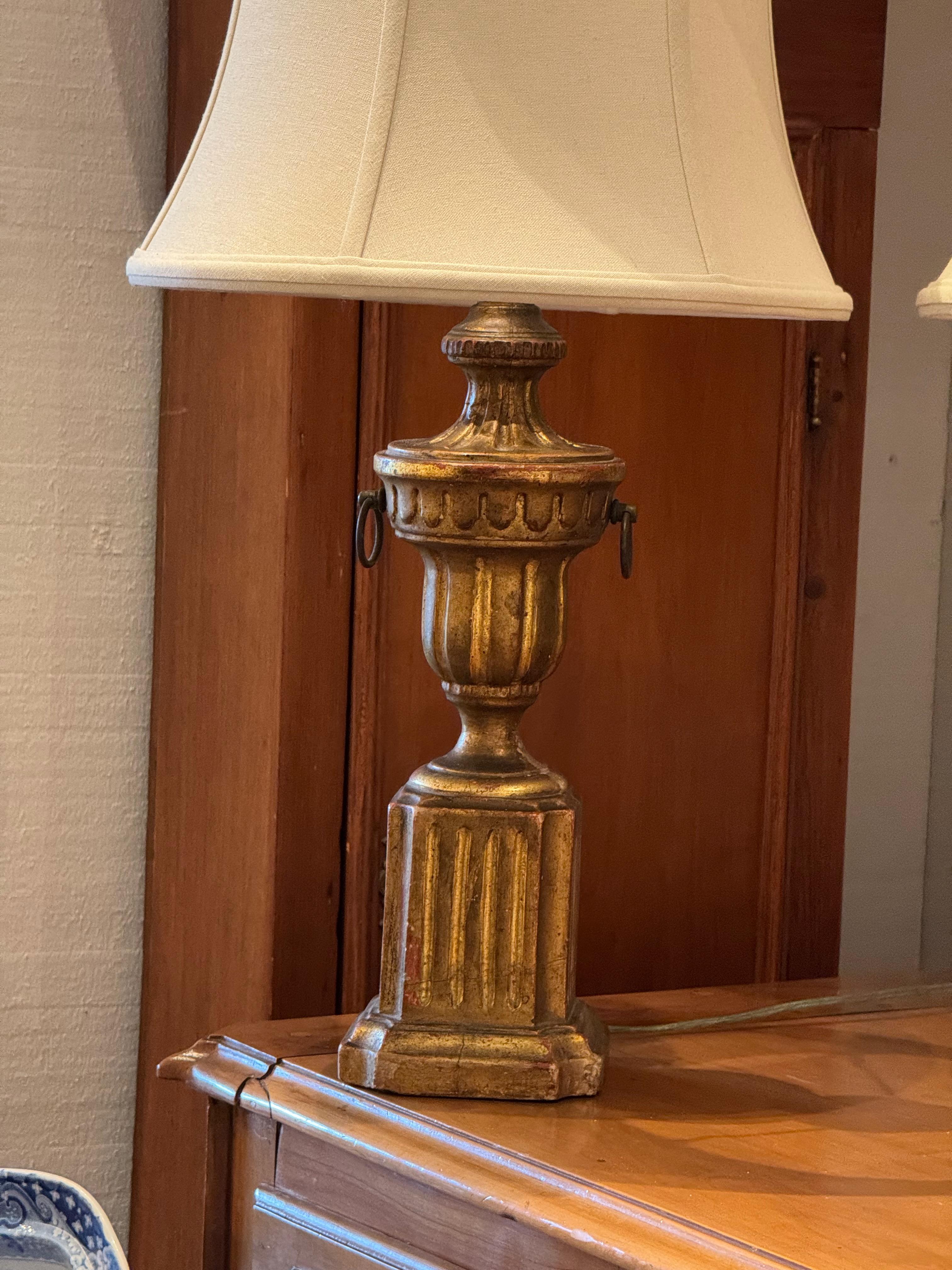 Pareja de lámparas doradas Borghese de los años 50 mediados del siglo XX en venta