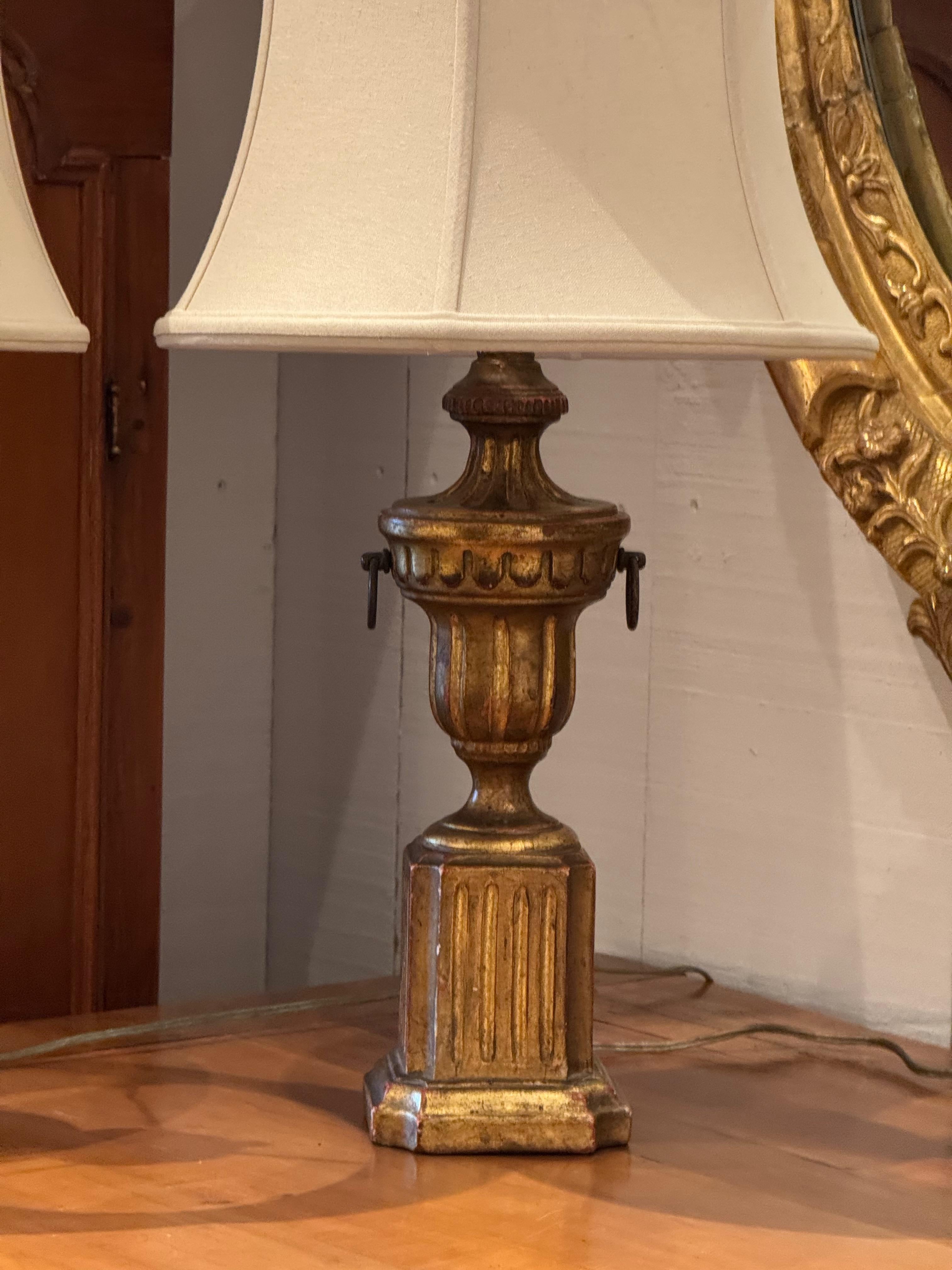 Pareja de lámparas doradas Borghese de los años 50 Madera dorada en venta