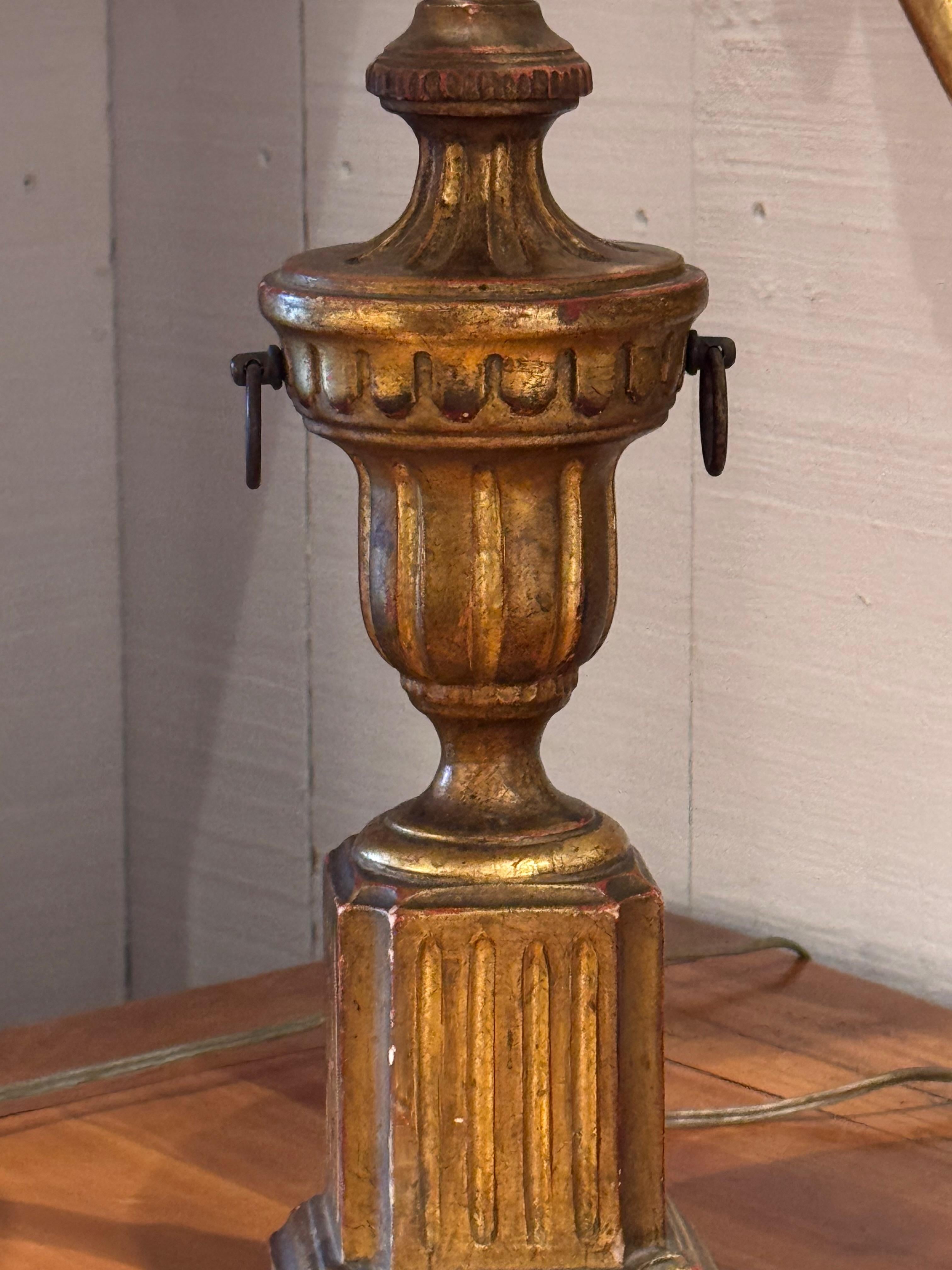 Pareja de lámparas doradas Borghese de los años 50 en venta 1