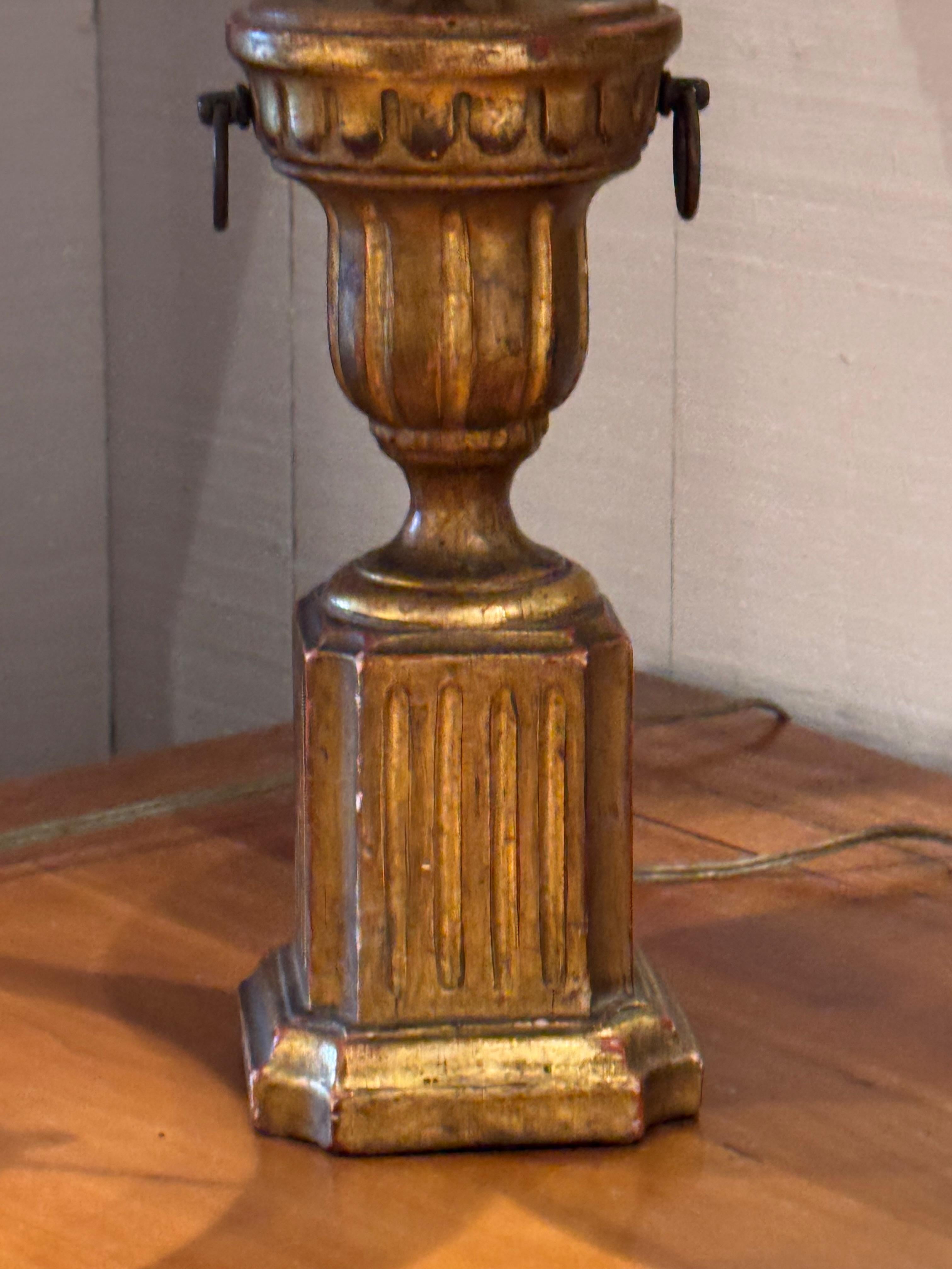 Pareja de lámparas doradas Borghese de los años 50 en venta 2
