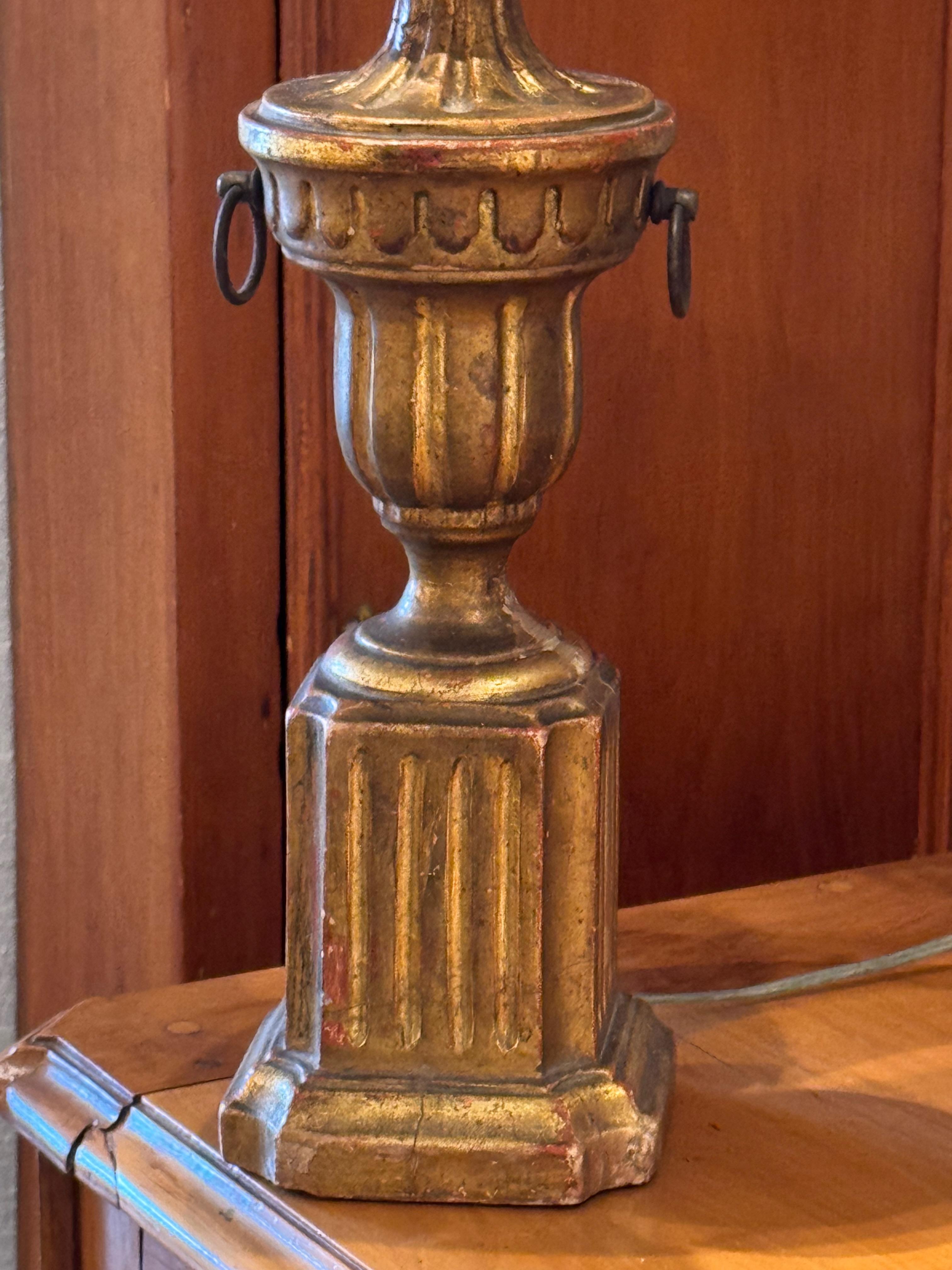 Pareja de lámparas doradas Borghese de los años 50 en venta 3