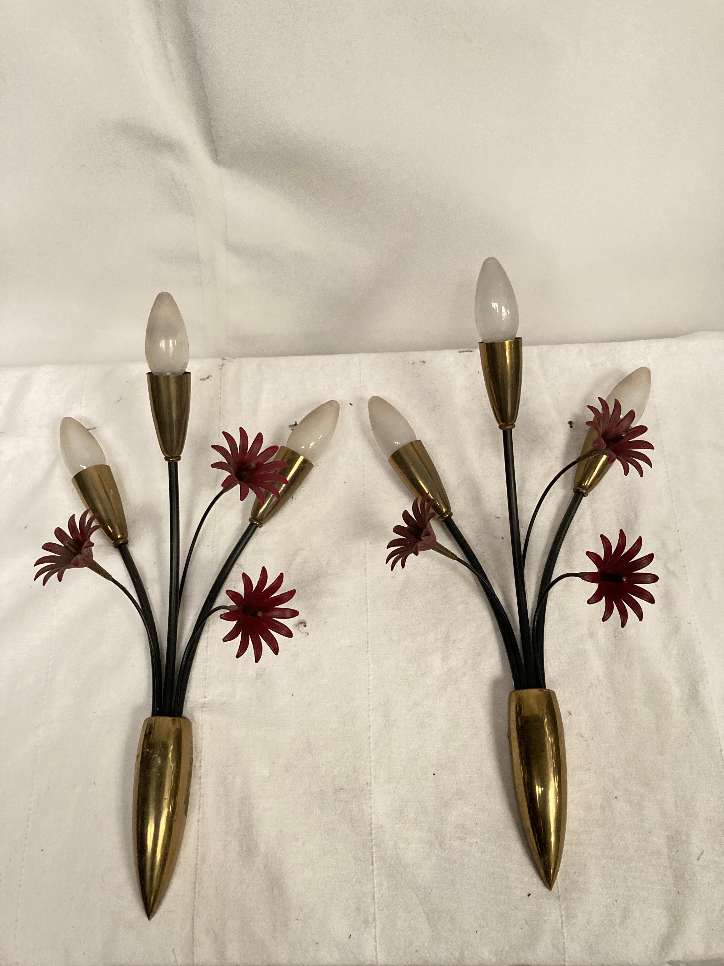 Very nice and unusual pair of 1950's sconces showing a bouquet of flowers
France