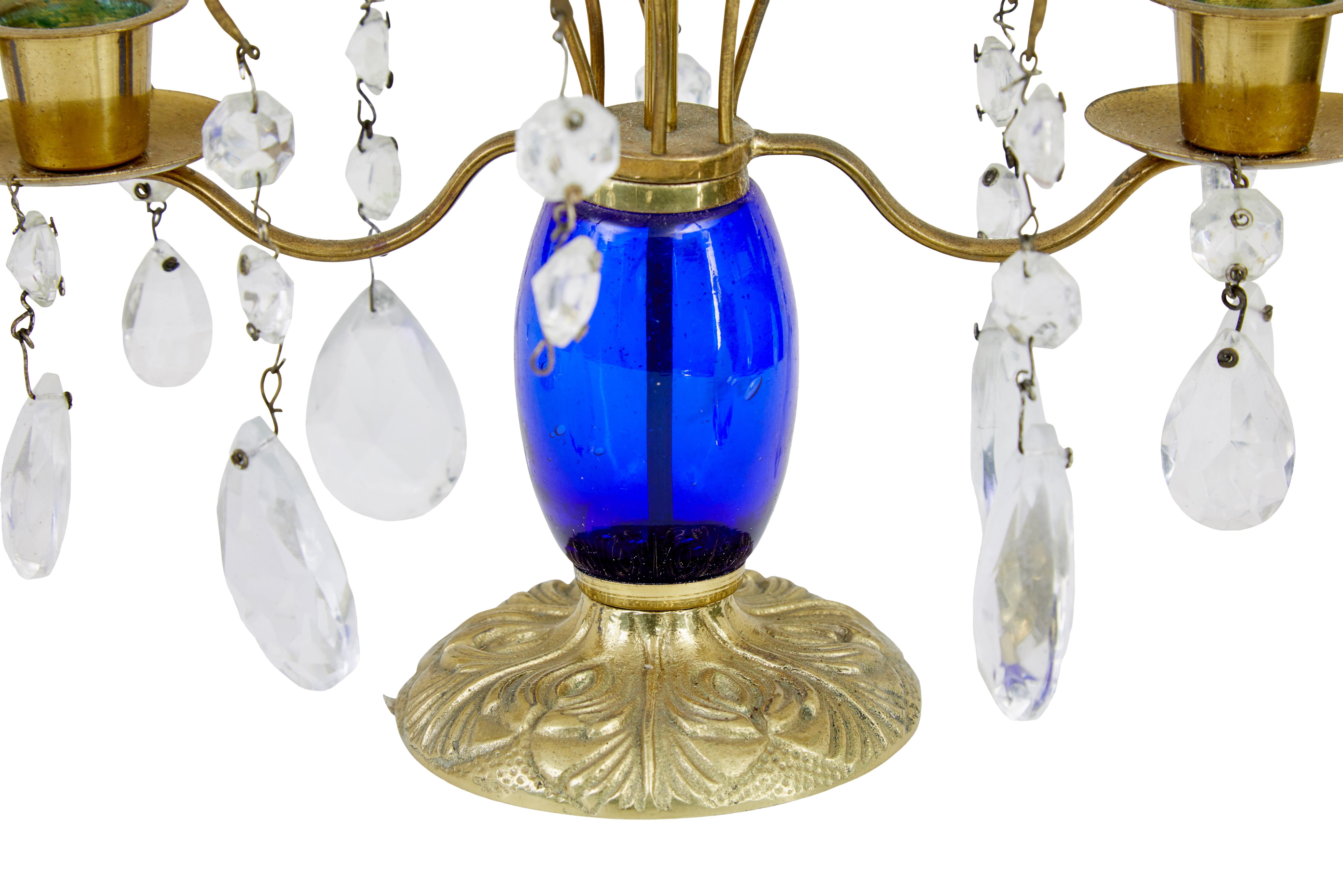 Paire de chandeliers décoratifs en laiton et verre taillé des années 1950.

Tige et bras en laiton, ornés de verre taillé. Tige bleu bristol. Il manque 3 gouttes, mais l'acheteur devrait pouvoir se les procurer facilement.

Une pièce magnifique pour