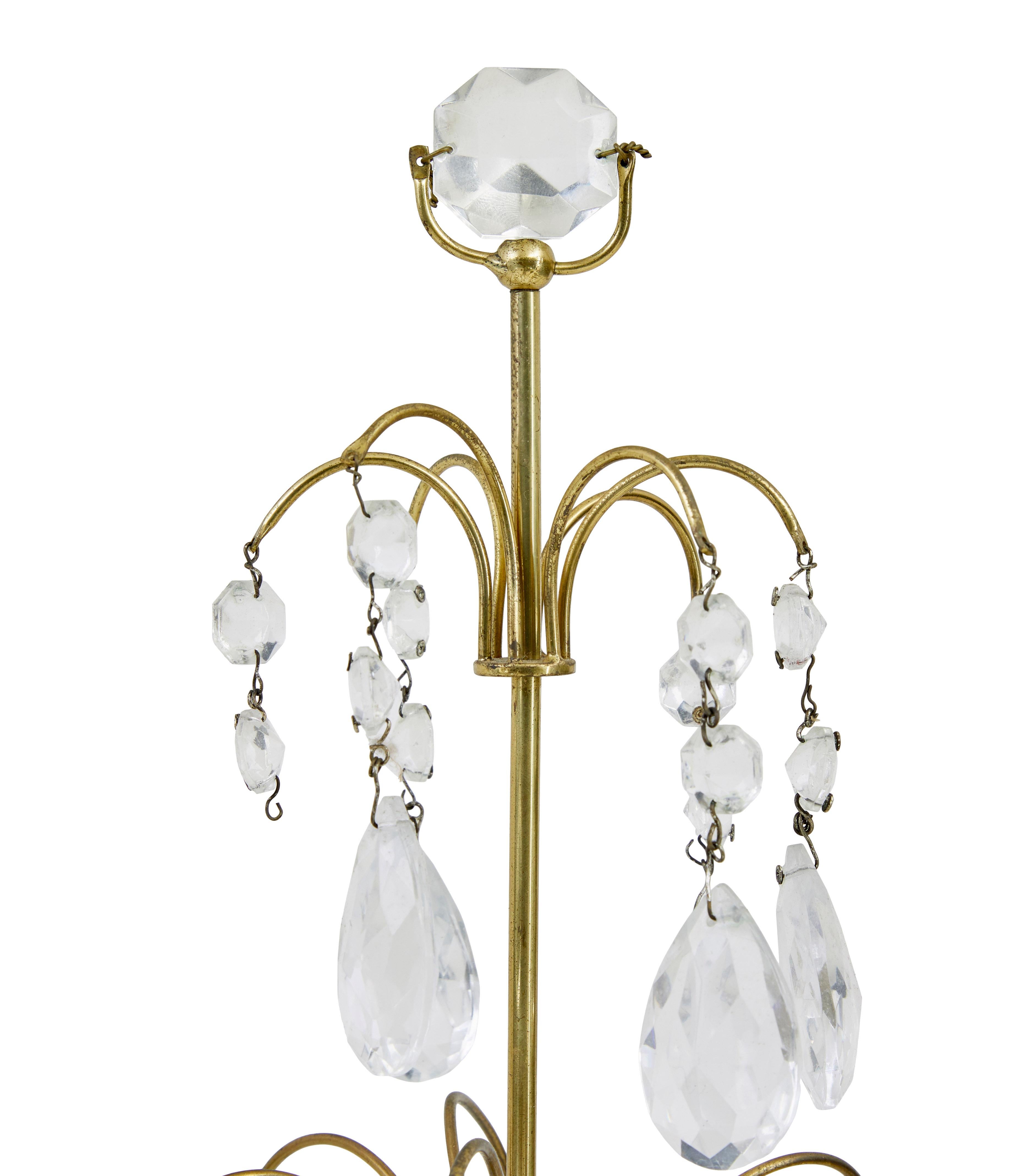 Victorien Paire de chandeliers décoratifs en laiton et verre taillé des années 1950 en vente