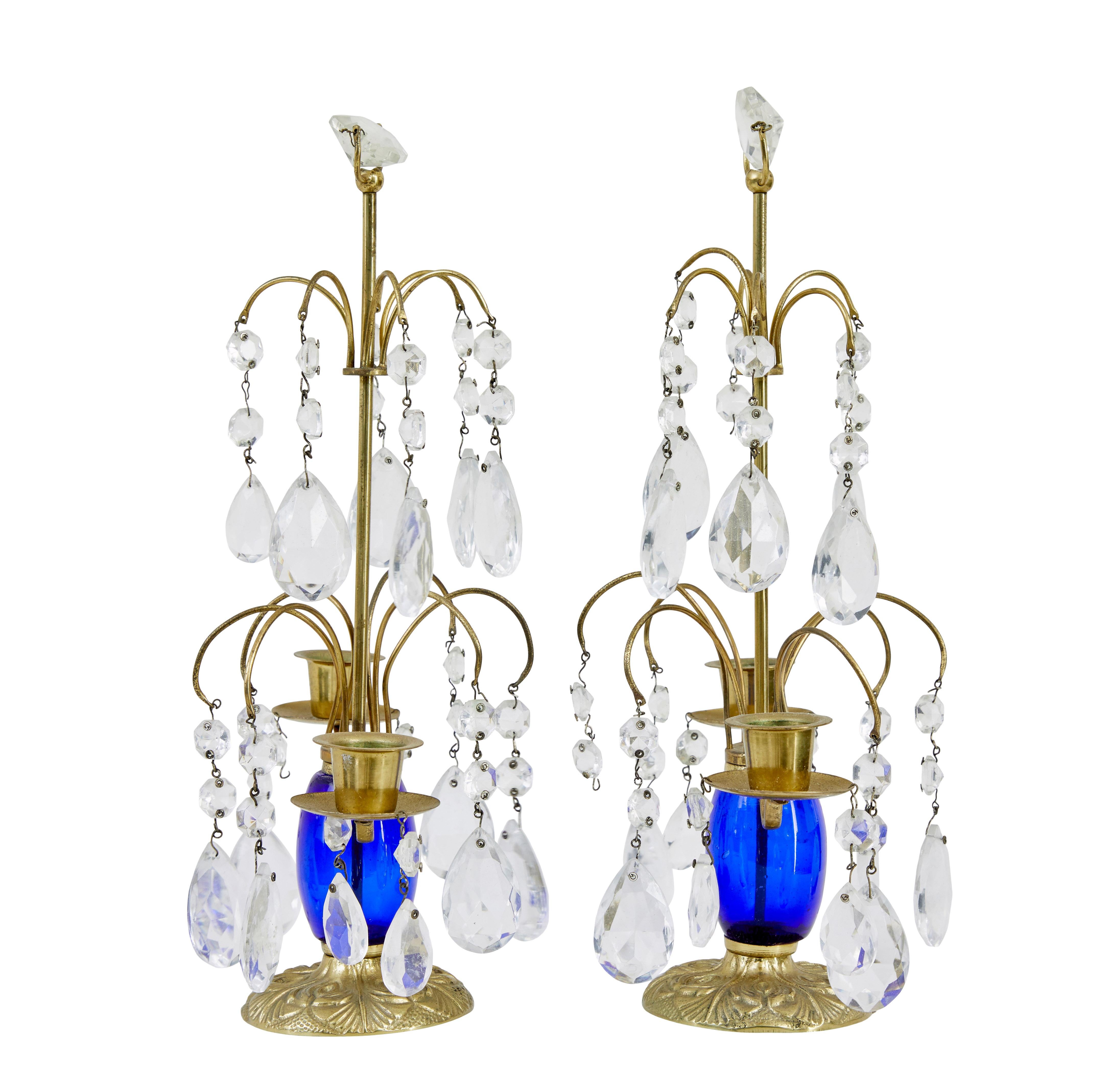 Suédois Paire de chandeliers décoratifs en laiton et verre taillé des années 1950 en vente