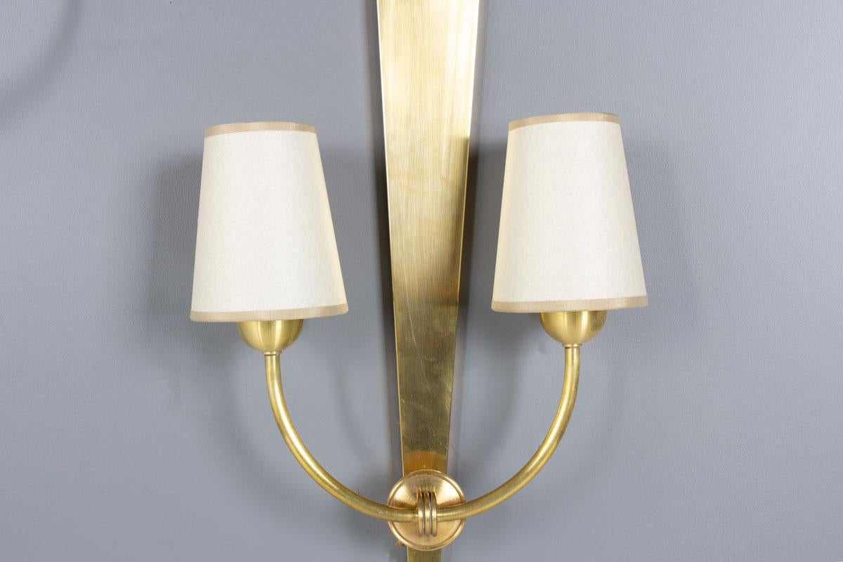 Pair of 1950s Brass Wall Lights with Paper Lampshades Francés en venta