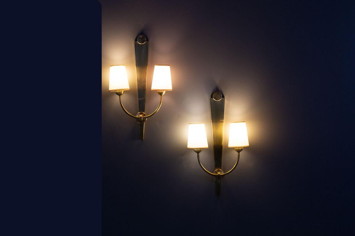 Pair of 1950s Brass Wall Lights with Paper Lampshades Papel en venta