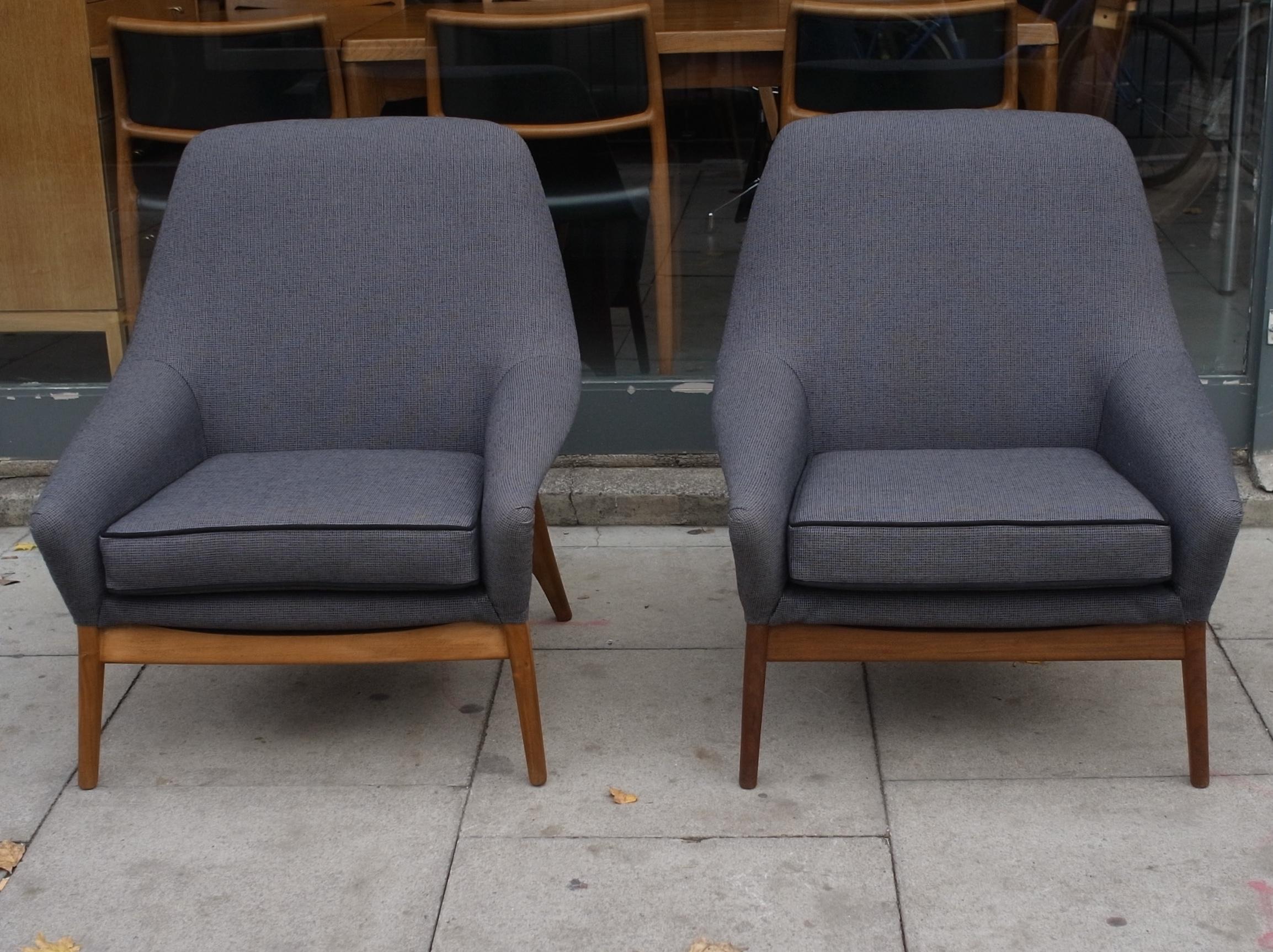 A very rare, comfortable and stylish pair of vintage 1950s English Park Knoll 'Maldon' armchairs, newly reupholstered in a grey and black 100% wool textile with black piping on the seat cushion, on an external Walnut framed base. These armchairs are