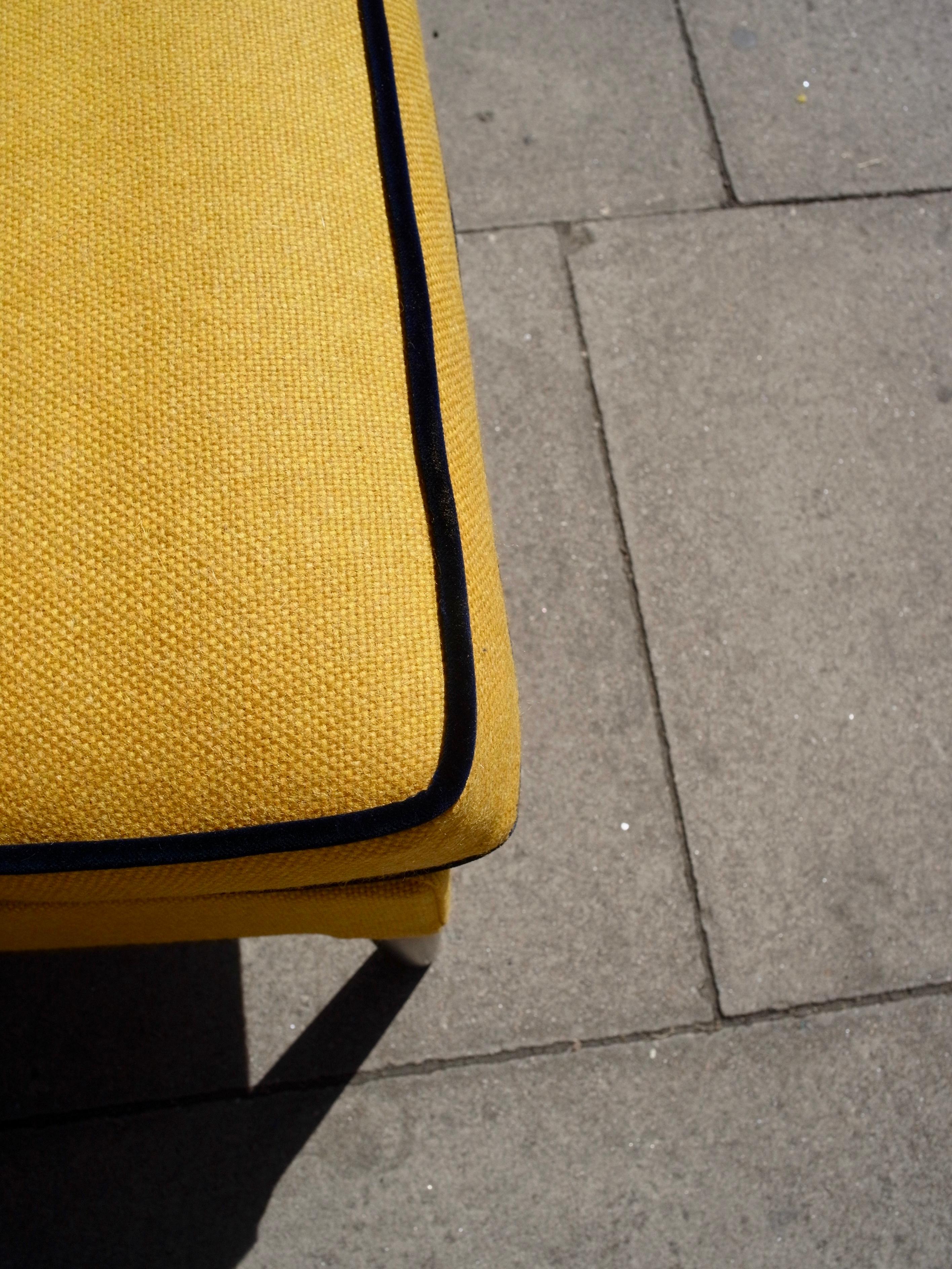 Paire de fauteuils britanniques Wingback des années 1950 tapissés en textile jaune de qualité en vente 3