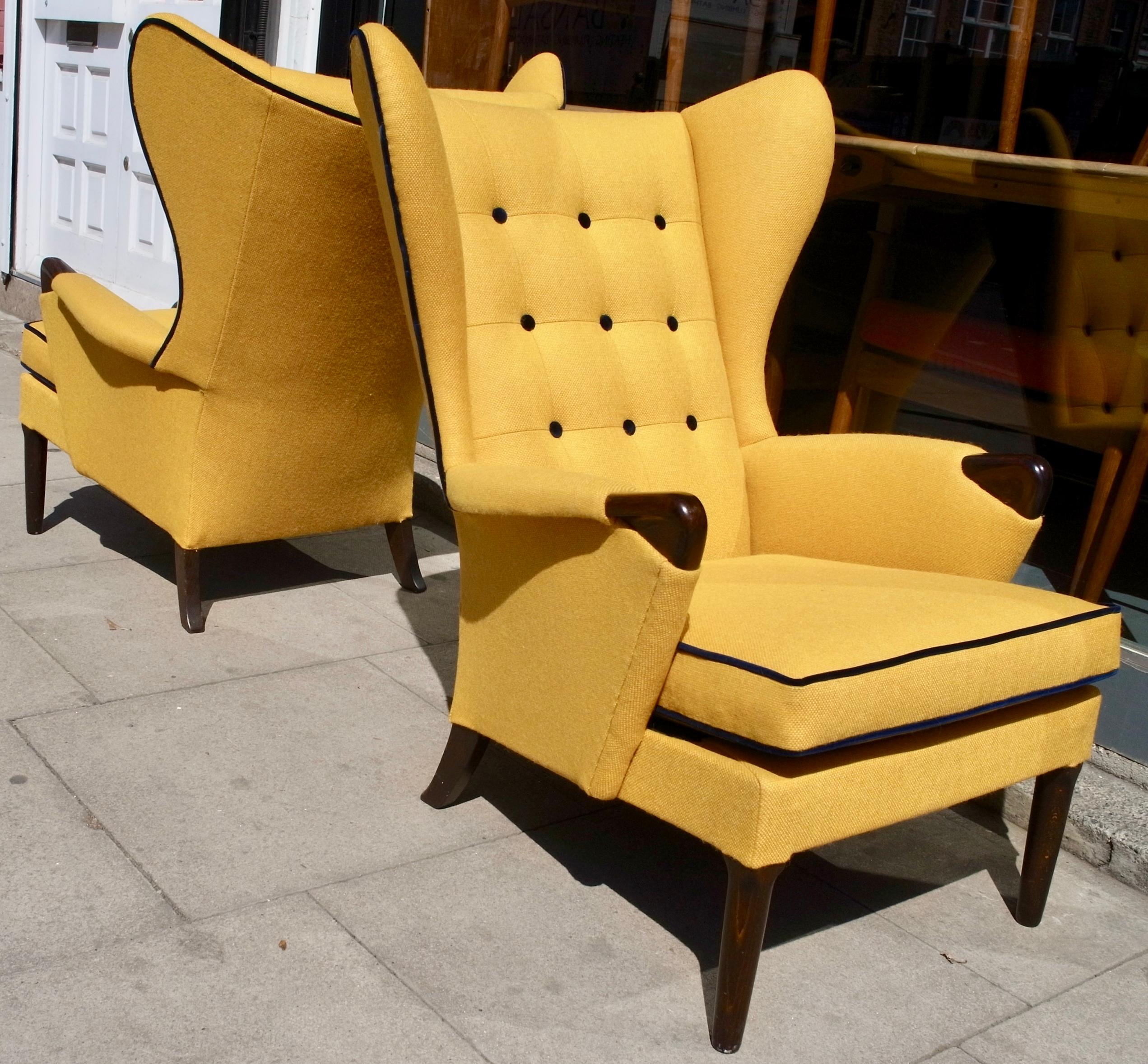Paire de fauteuils britanniques Wingback des années 1950 tapissés en textile jaune de qualité en vente 4