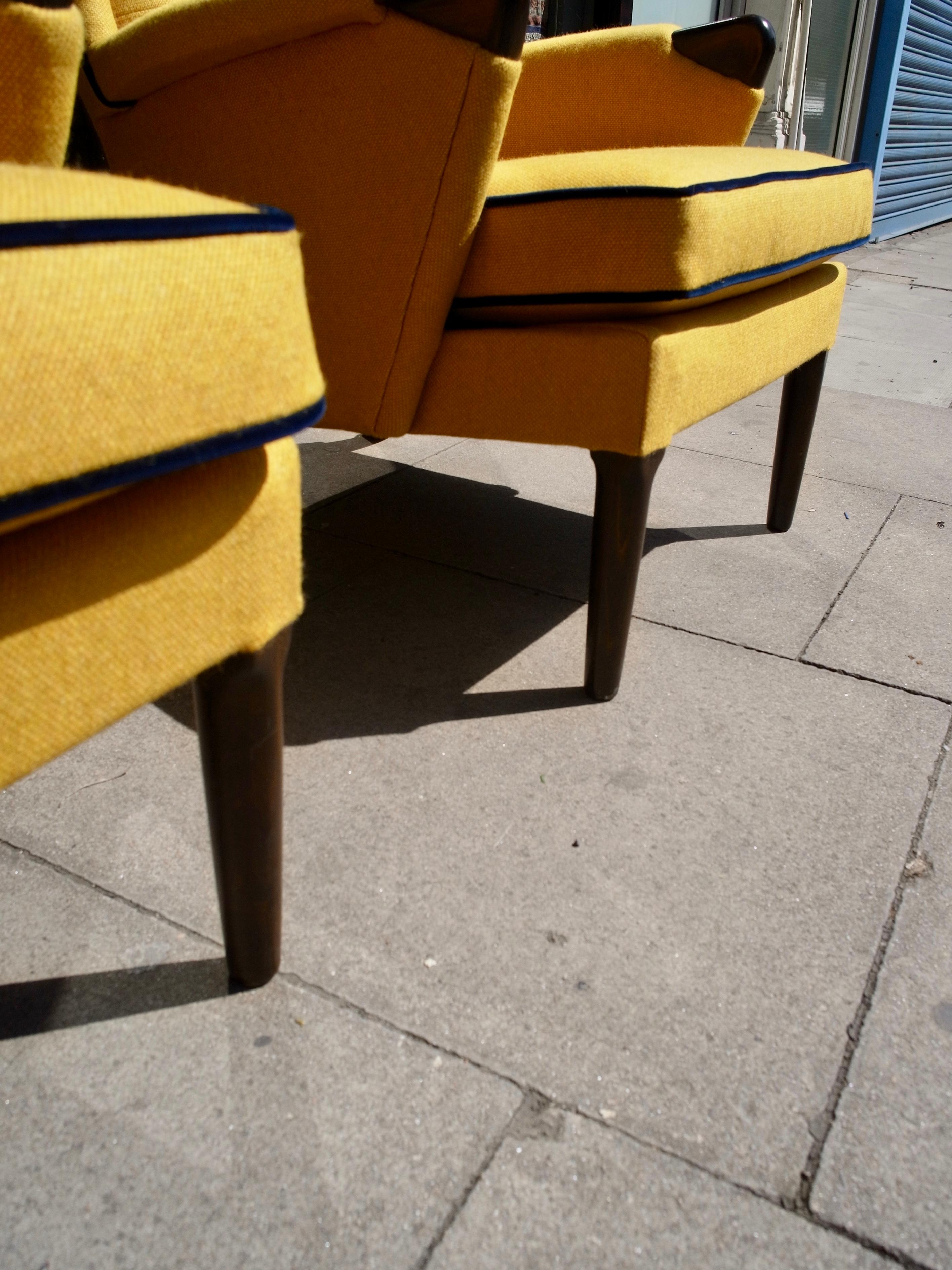 Paire de fauteuils britanniques Wingback des années 1950 tapissés en textile jaune de qualité en vente 5