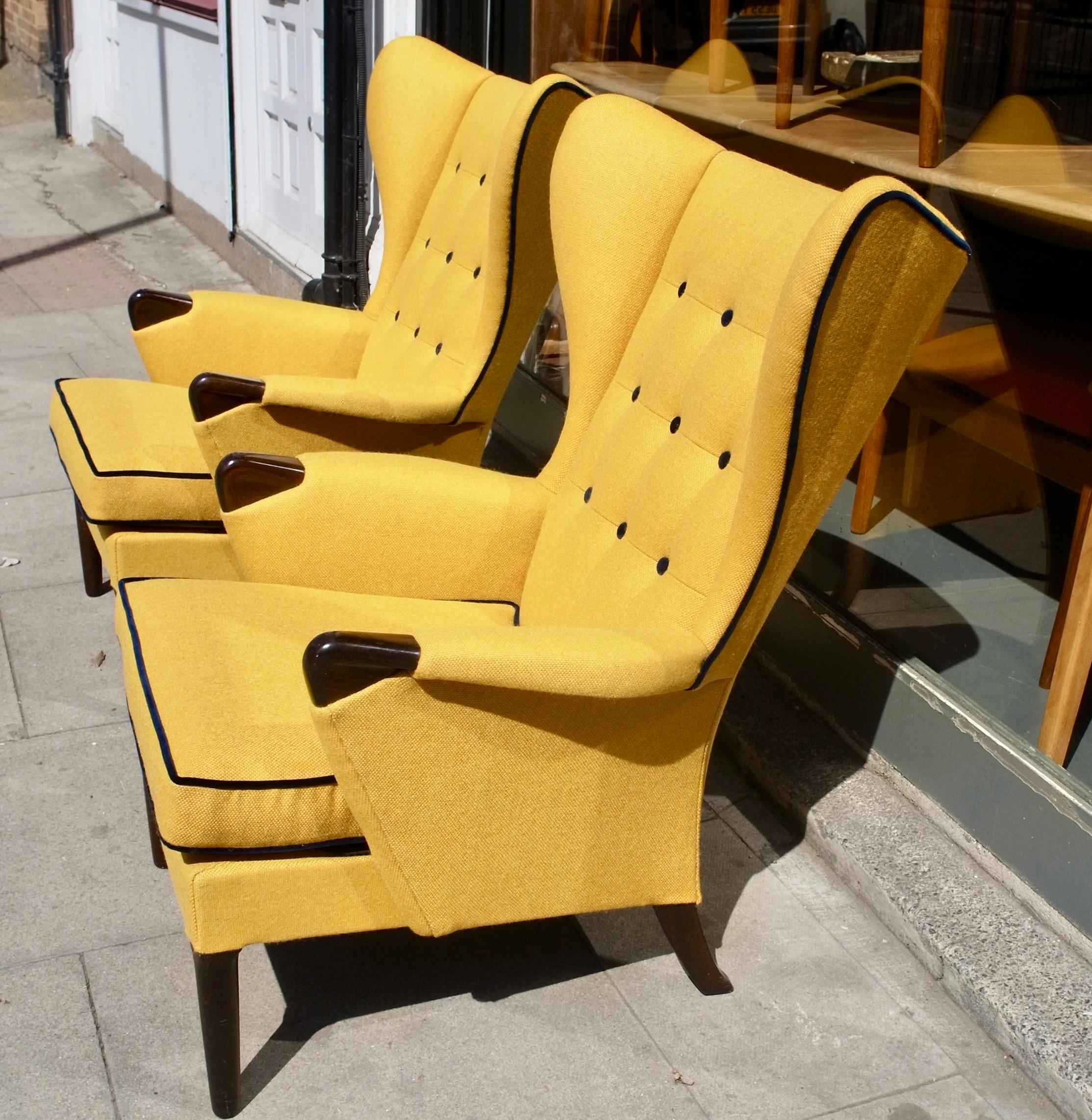 Paire de fauteuils britanniques Wingback des années 1950 tapissés en textile jaune de qualité en vente 6