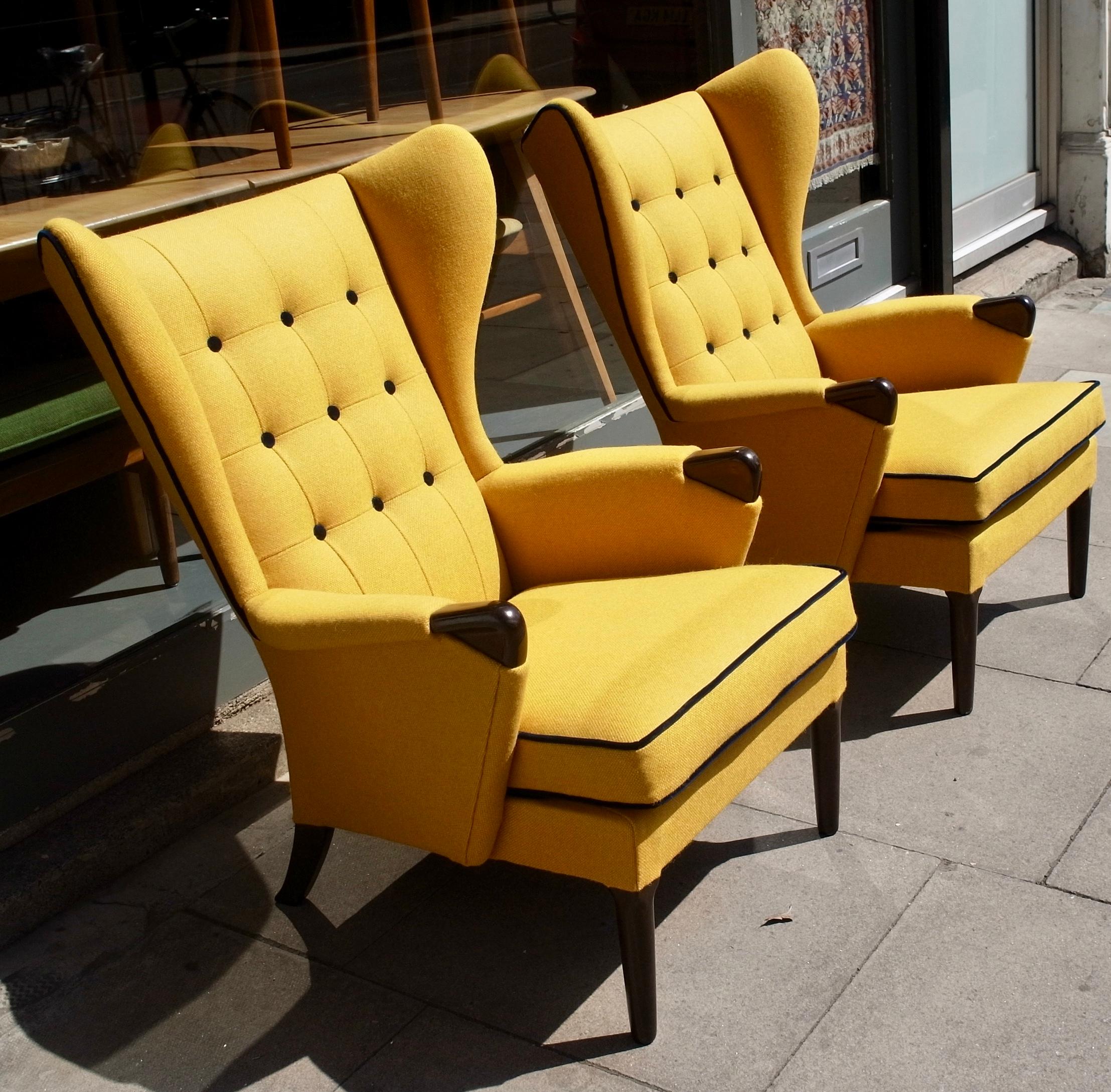 Mid-Century Modern Paire de fauteuils britanniques Wingback des années 1950 tapissés en textile jaune de qualité en vente