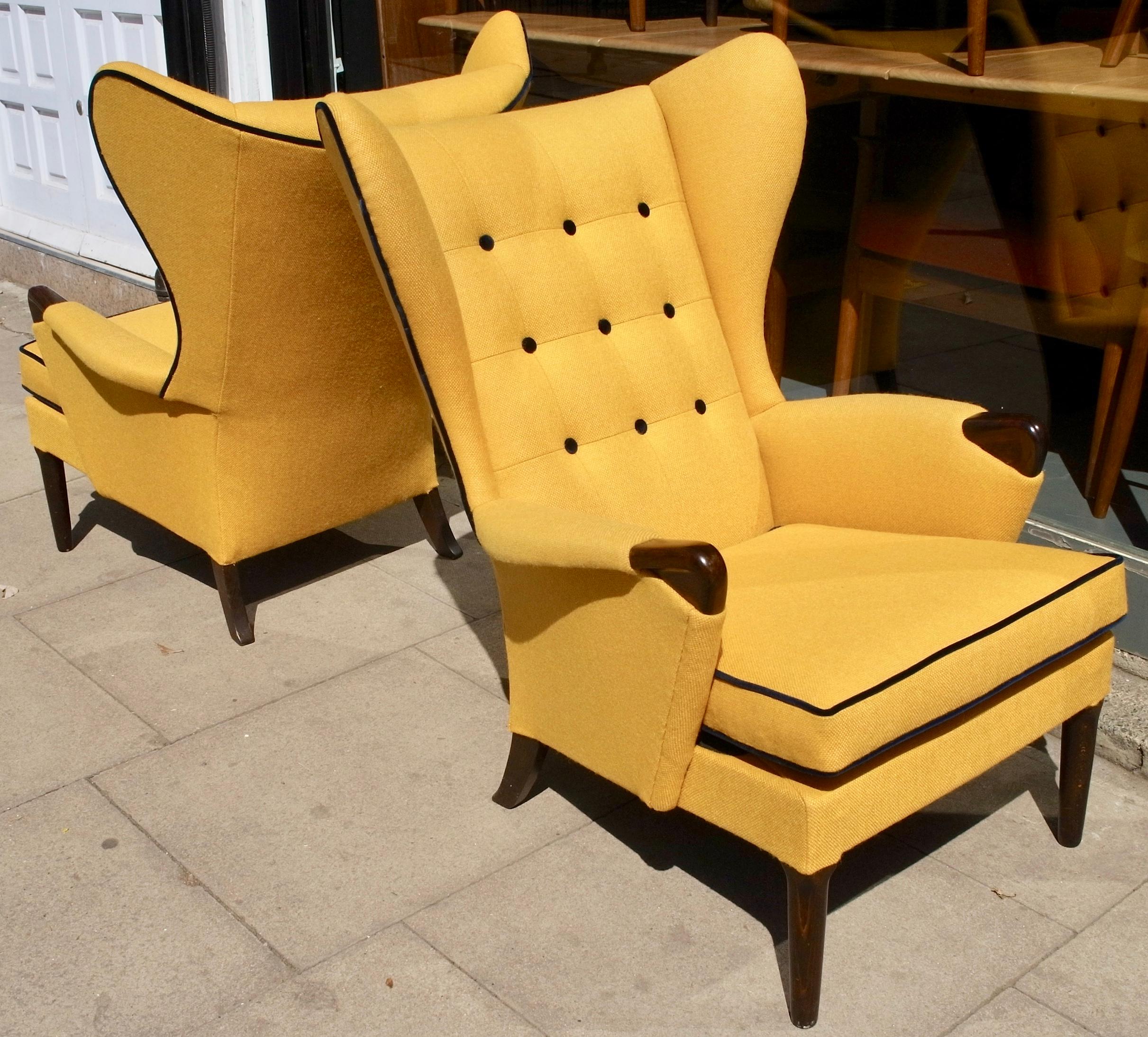 Anglais Paire de fauteuils britanniques Wingback des années 1950 tapissés en textile jaune de qualité en vente