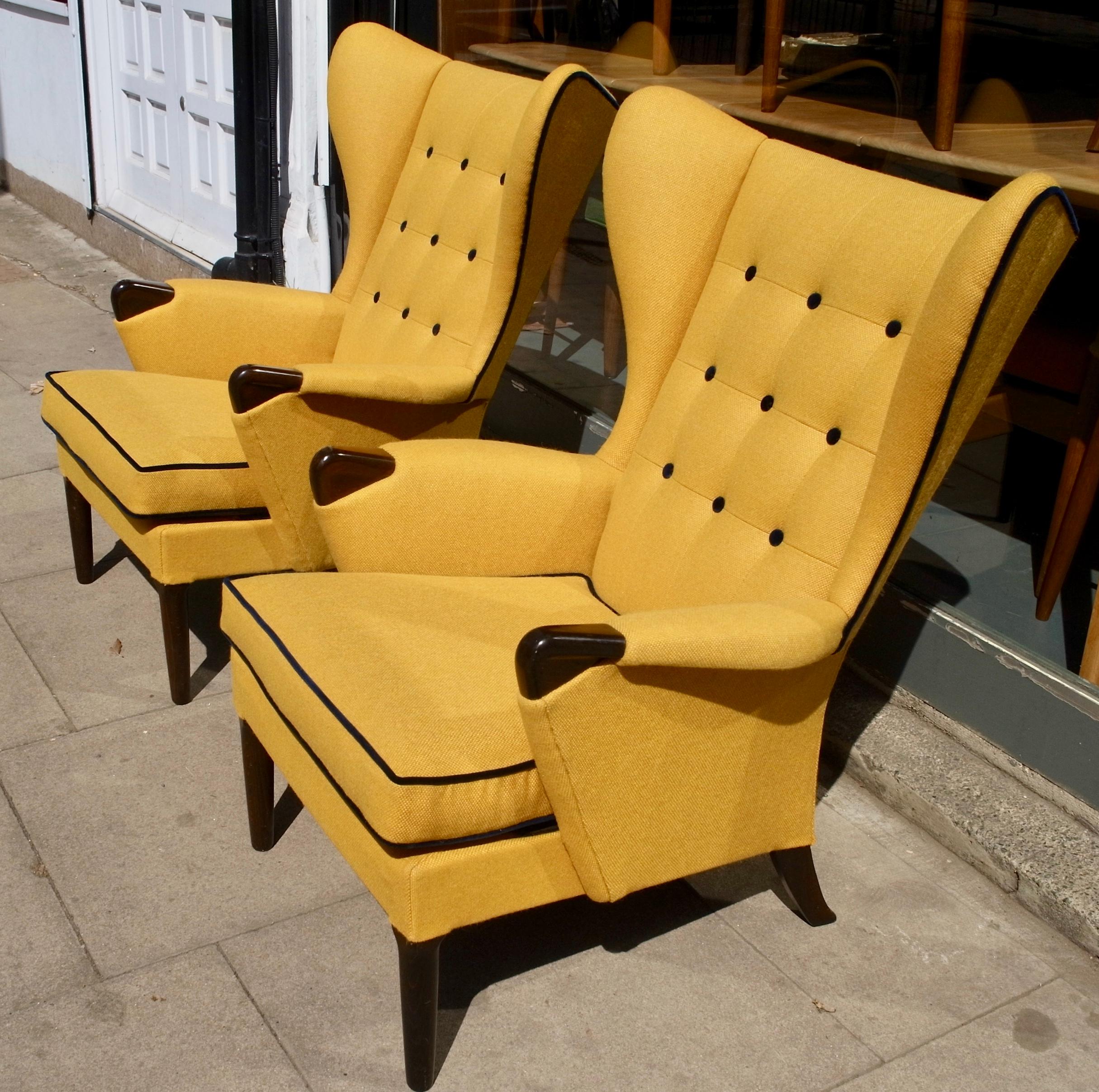 Pair of 1950s British Wingback Armchairs Upholstered in Quality Yellow Textile In Good Condition For Sale In London, GB
