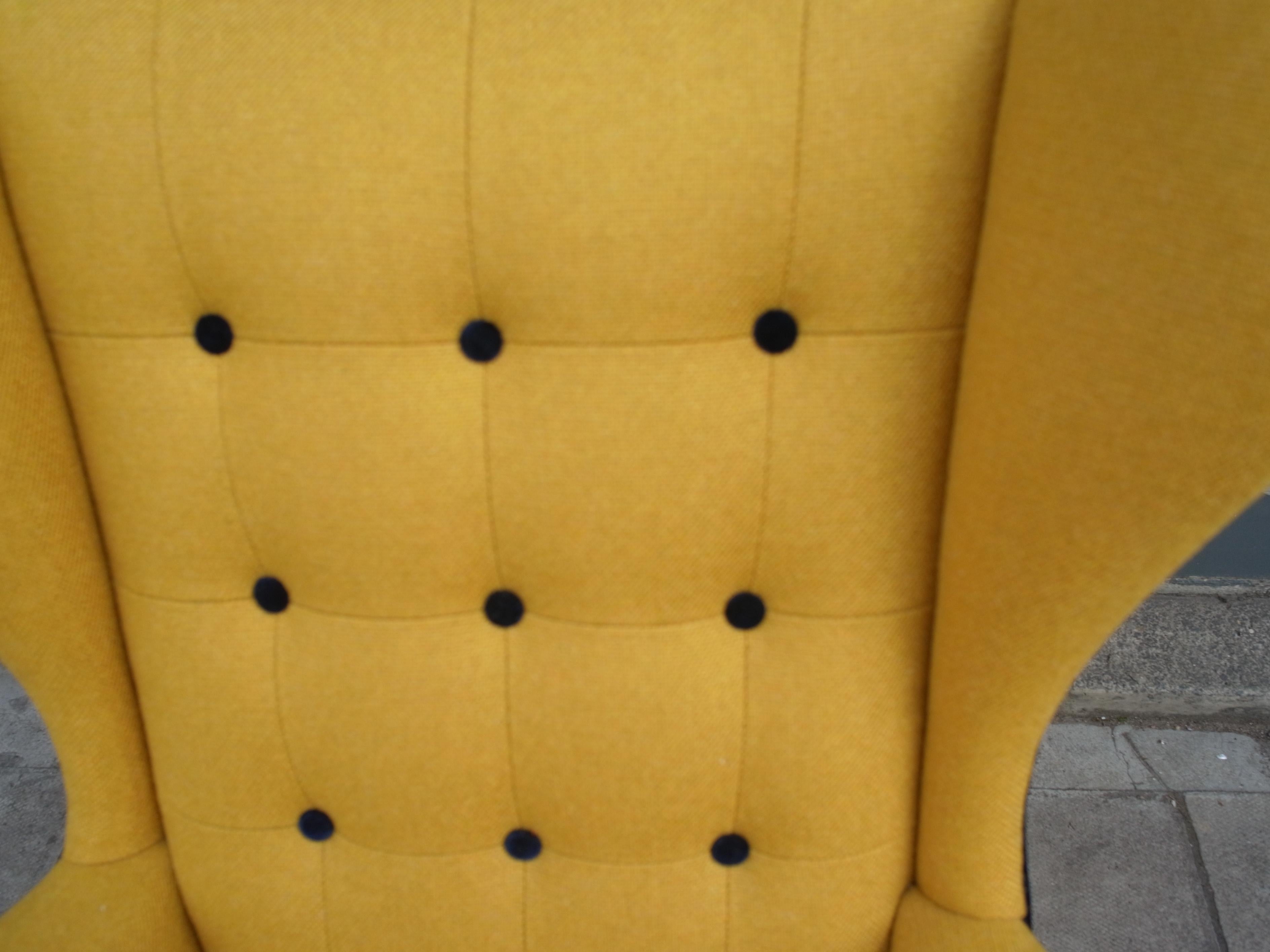 Tissu d'ameublement Paire de fauteuils britanniques Wingback des années 1950 tapissés en textile jaune de qualité en vente