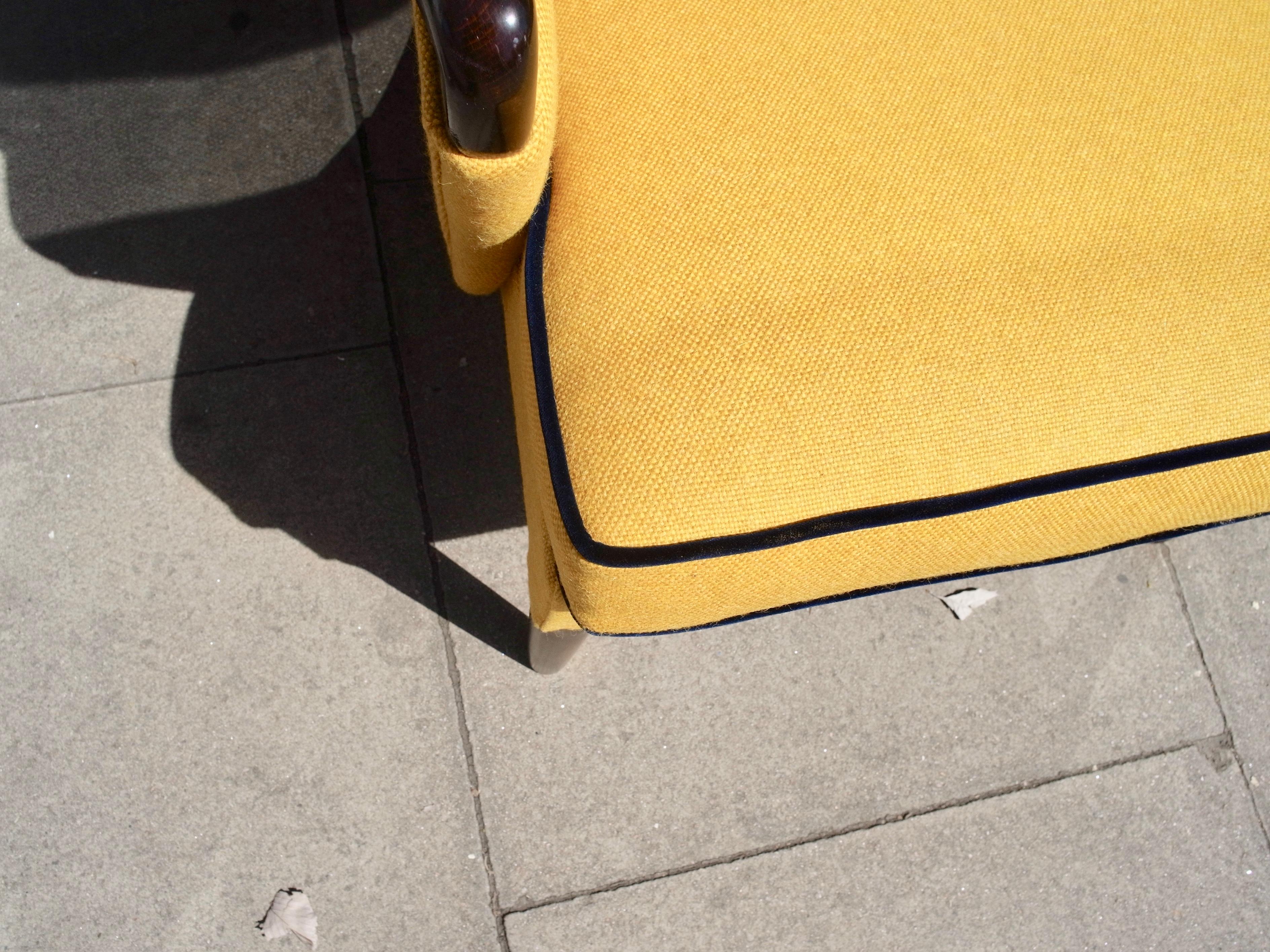 Paire de fauteuils britanniques Wingback des années 1950 tapissés en textile jaune de qualité en vente 1