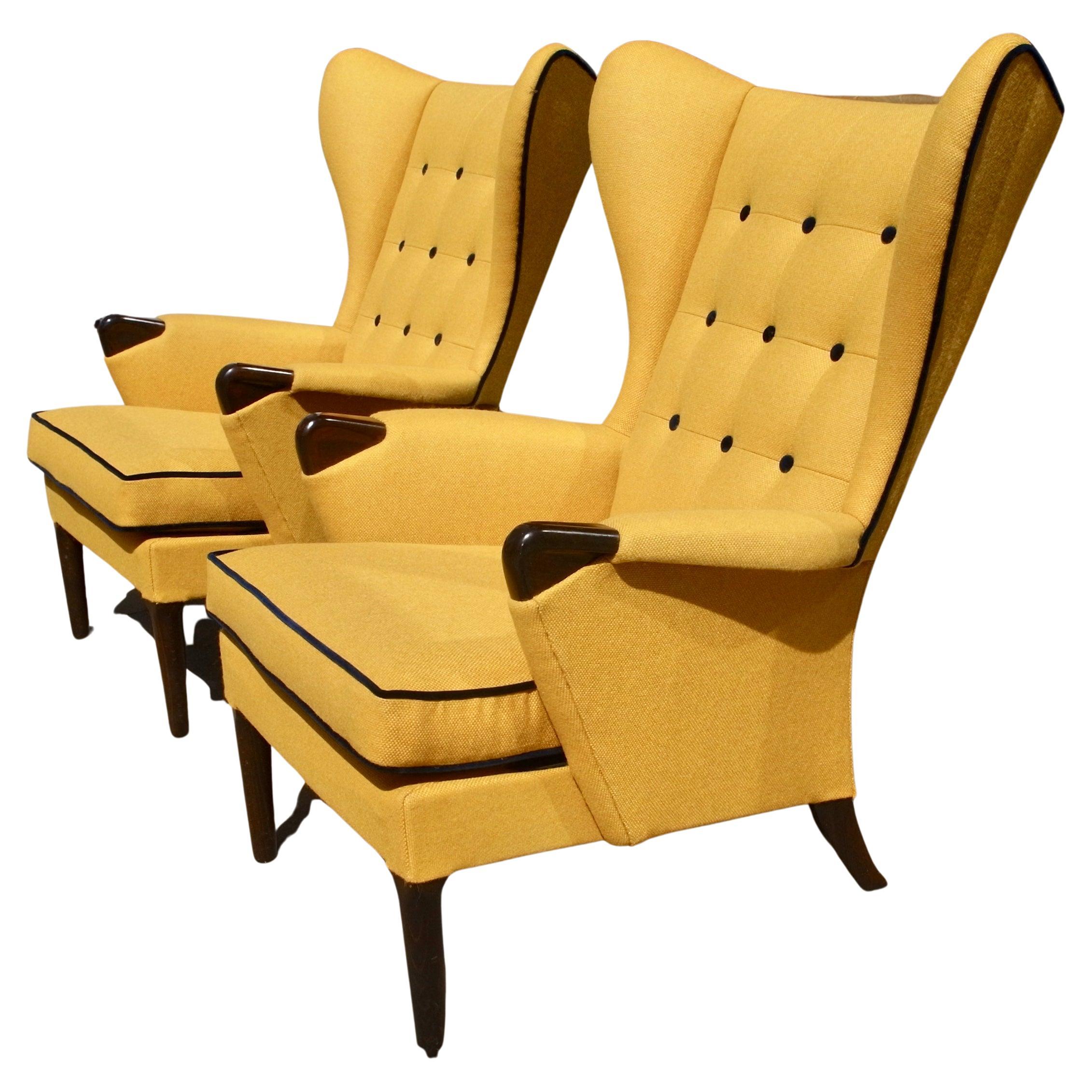 Paire de fauteuils britanniques Wingback des années 1950 tapissés en textile jaune de qualité en vente