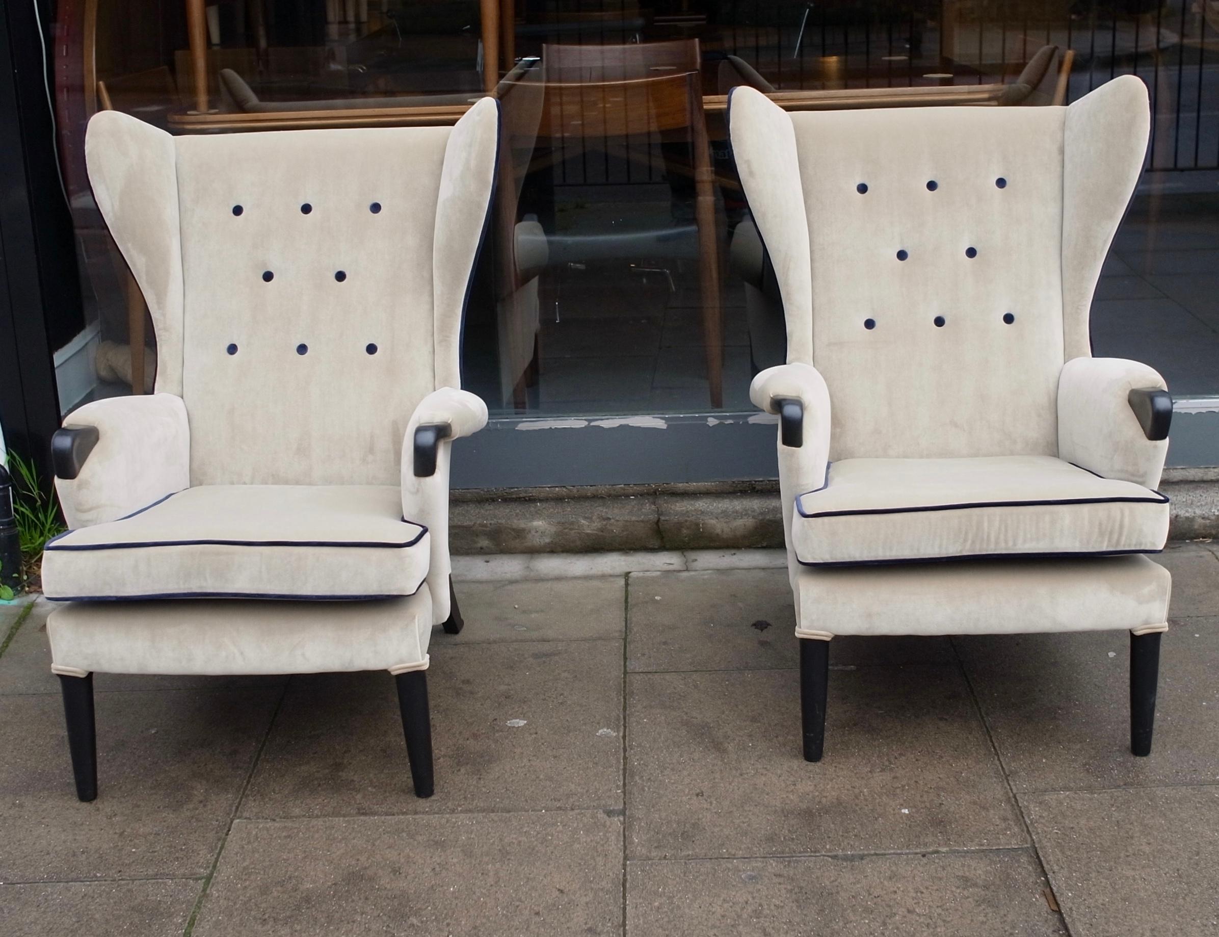 English Pair of 1950s British Wingback Armchairs Upholstered in taupe Velvet Textile For Sale