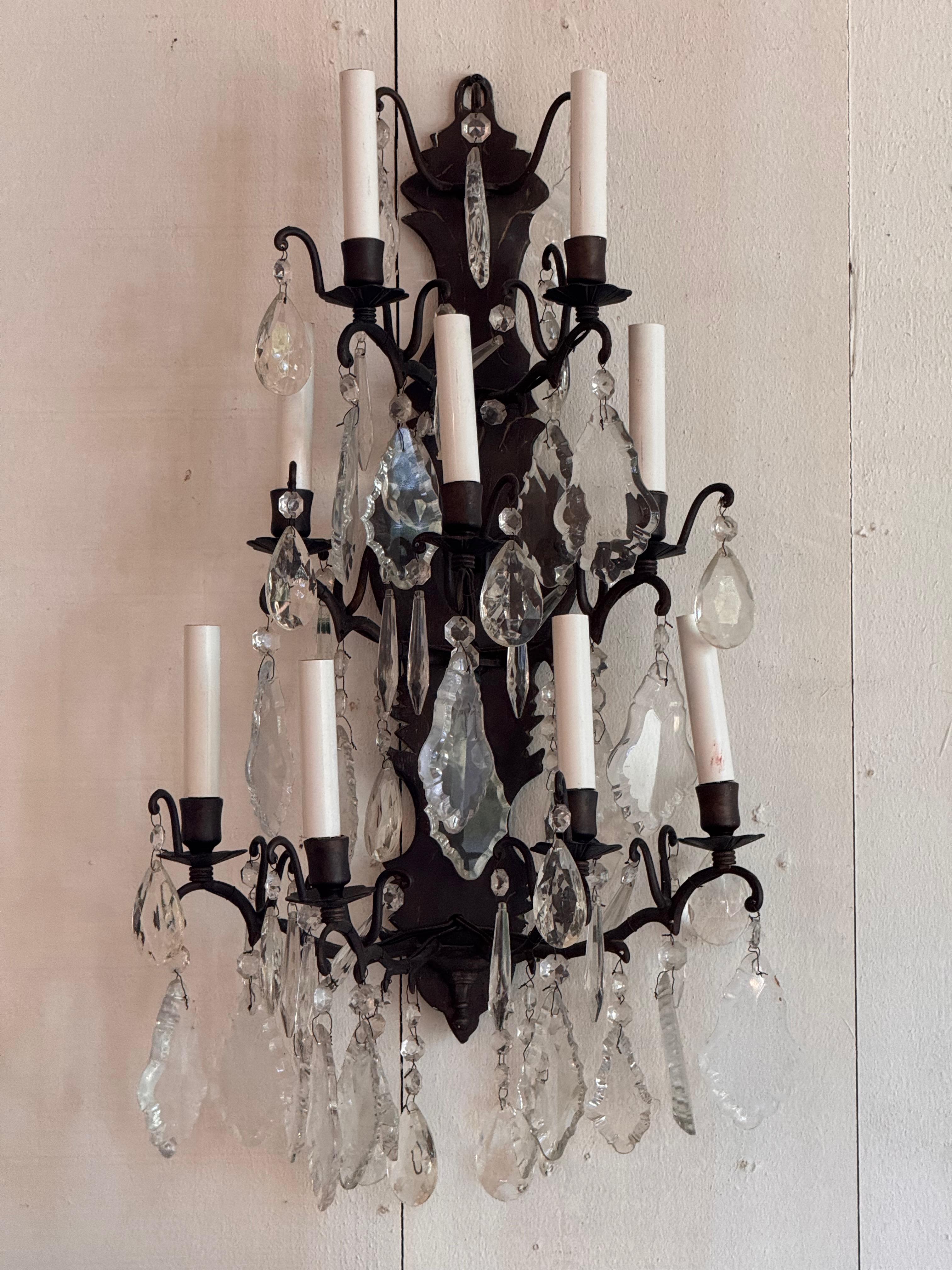 Français Paire d'appliques en bronze et cristal des années 1950 en vente