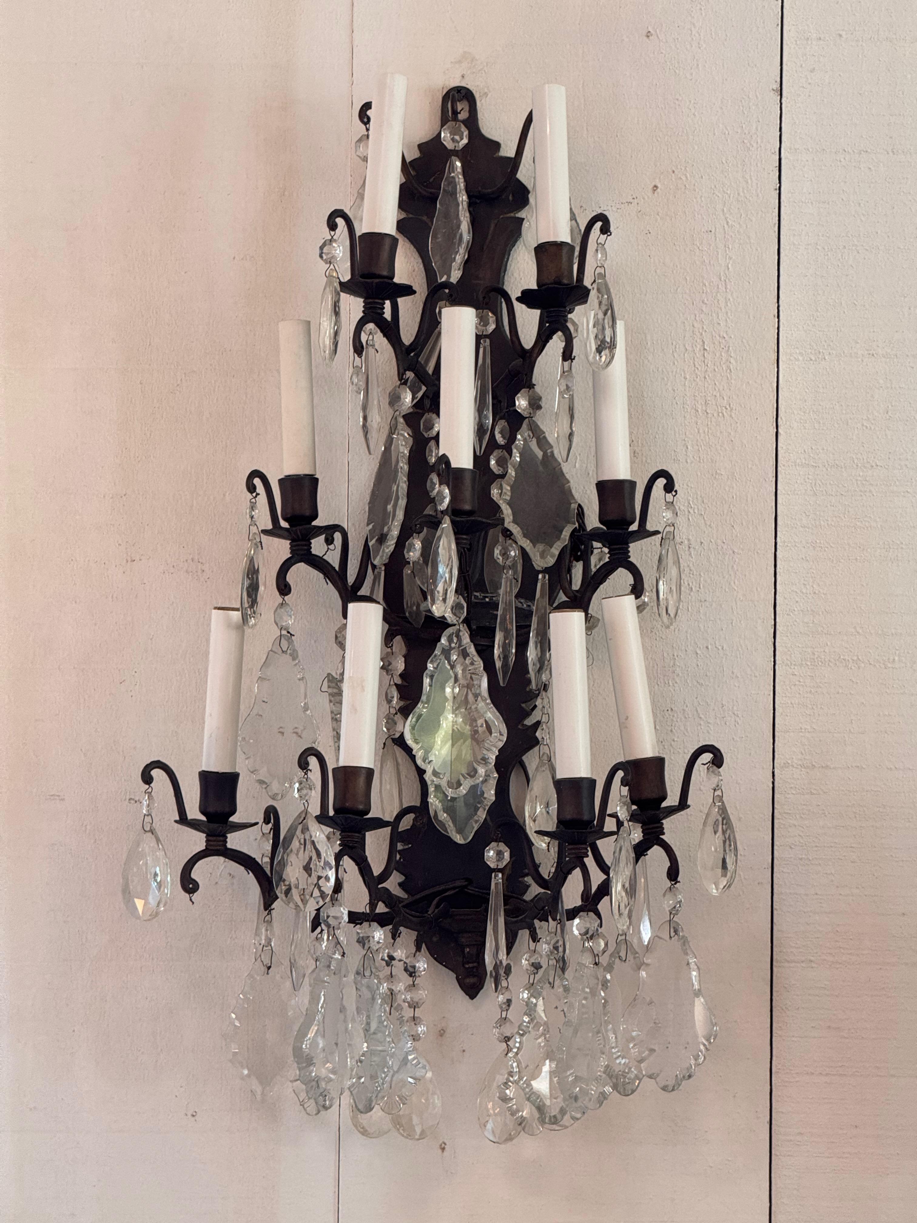 Paire d'appliques en bronze et cristal des années 1950 Bon état - En vente à Charlottesville, VA
