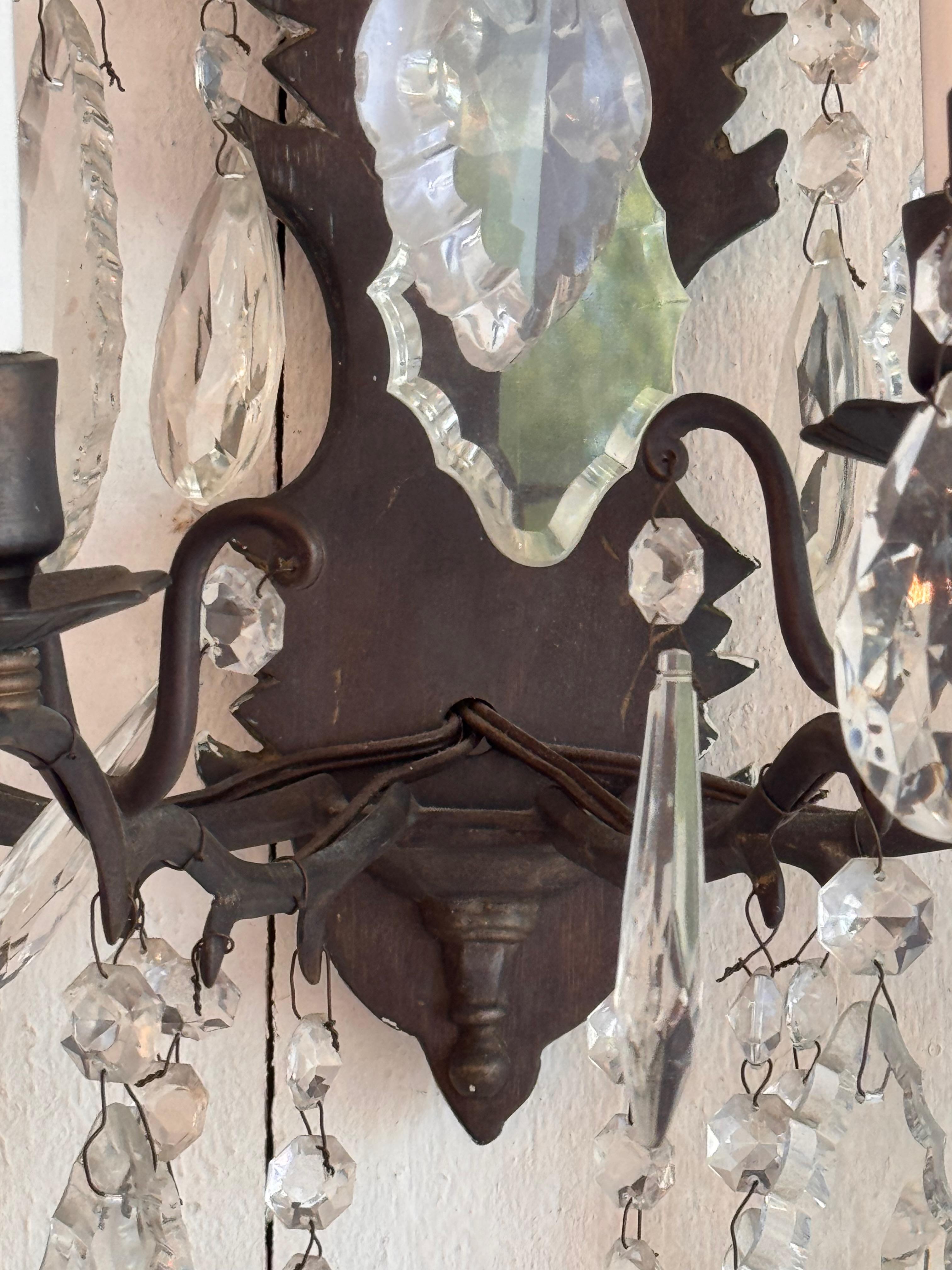Milieu du XXe siècle Paire d'appliques en bronze et cristal des années 1950 en vente