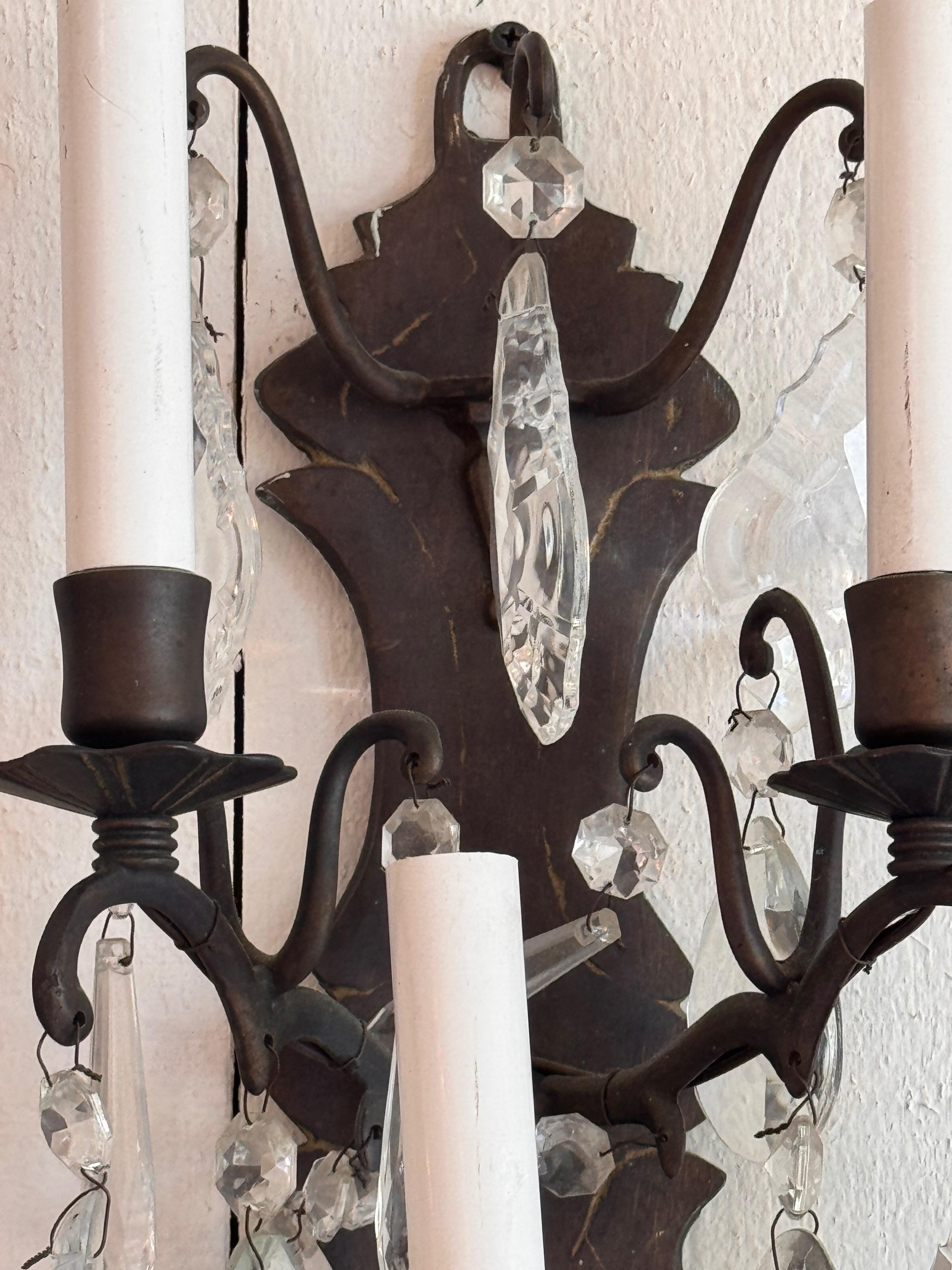 Bronze Paire d'appliques en bronze et cristal des années 1950 en vente
