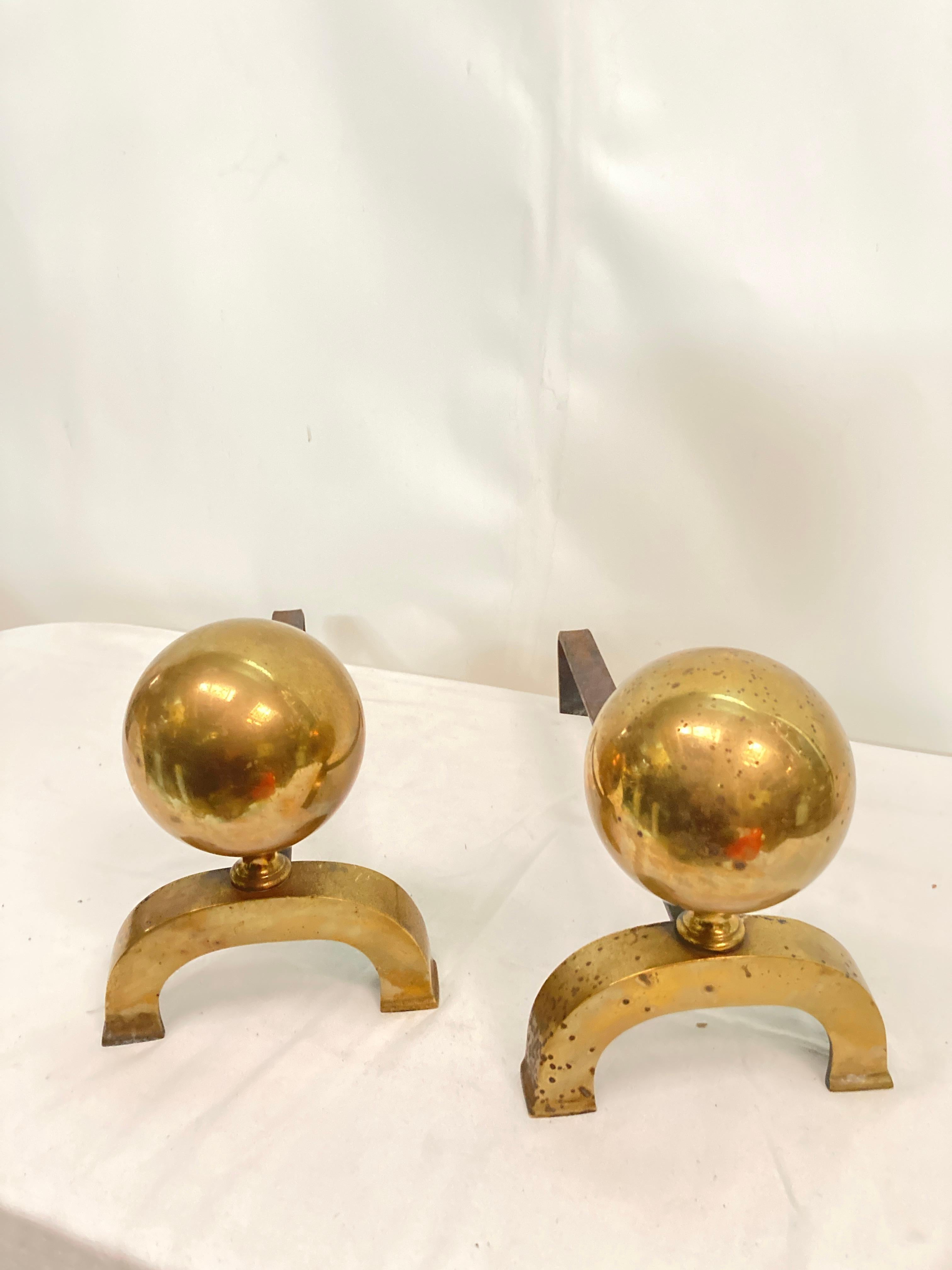 Pair of 1950's bronze andirons attributed to Jacques Adnet In Good Condition For Sale In Bois-Colombes, FR