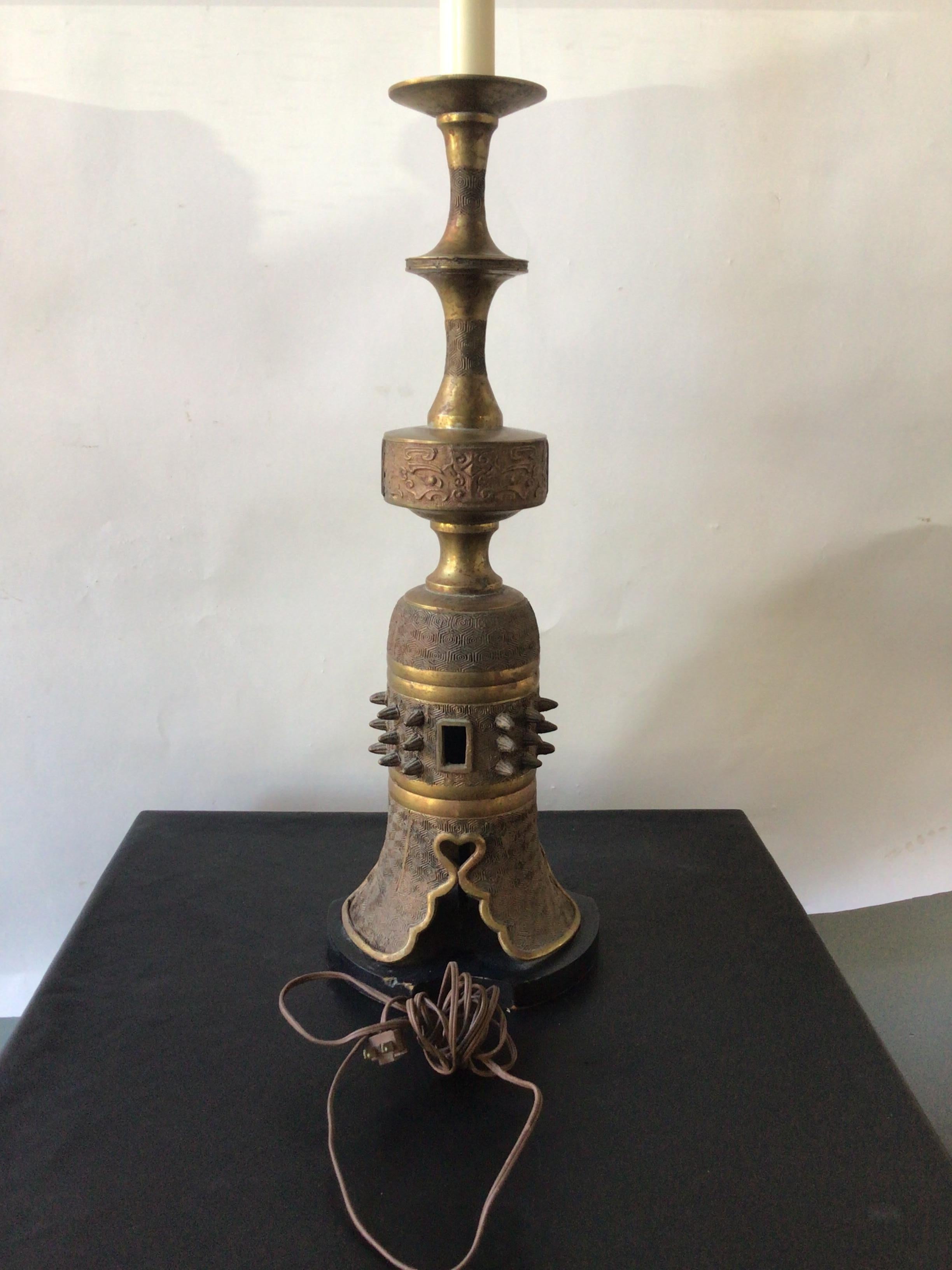 Milieu du XXe siècle Paire de lampes asiatiques de style James Mount en bronze des années 1950 en vente