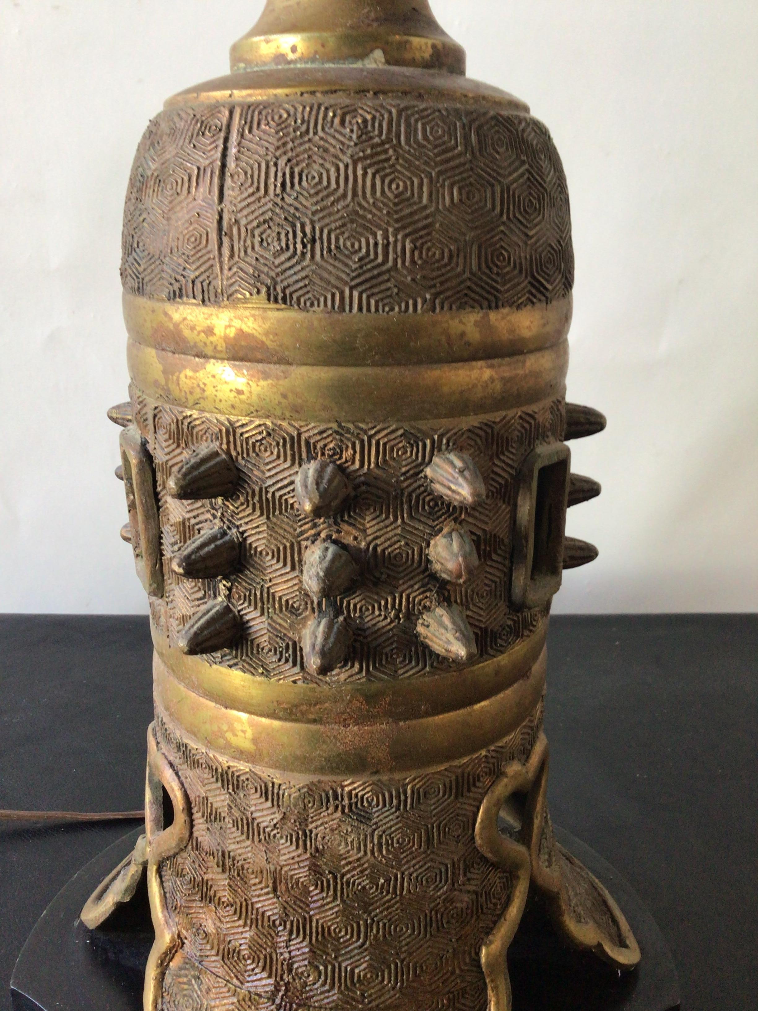 Paire de lampes asiatiques de style James Mount en bronze des années 1950 en vente 2