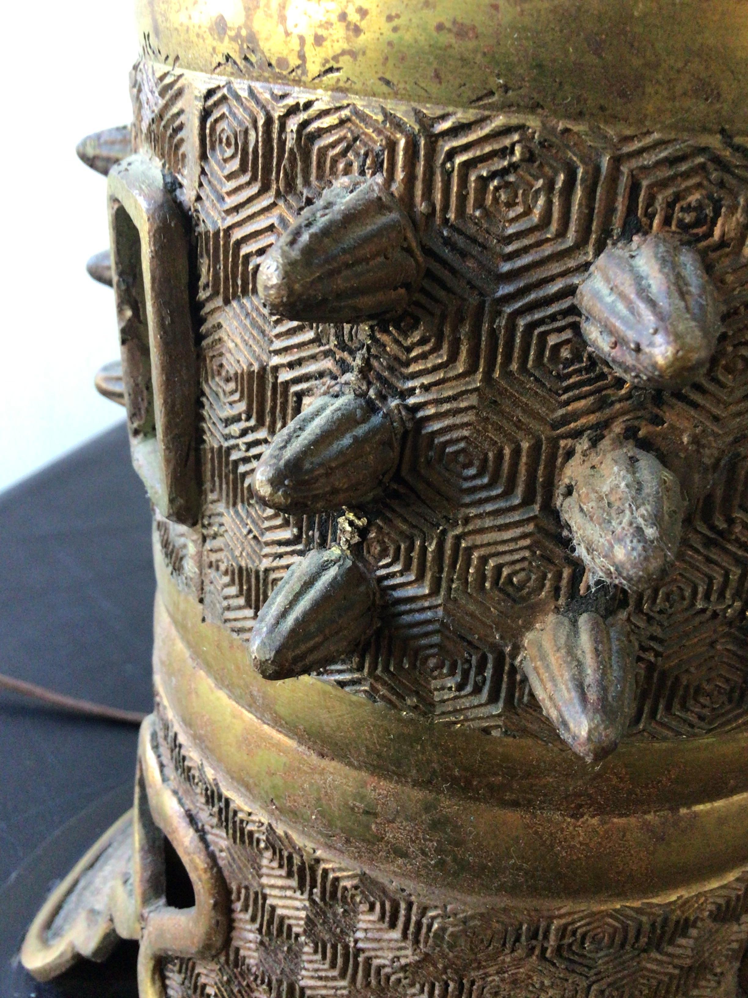 Coppia di lampade Asian James Mount in bronzo del 1950 in vendita 4