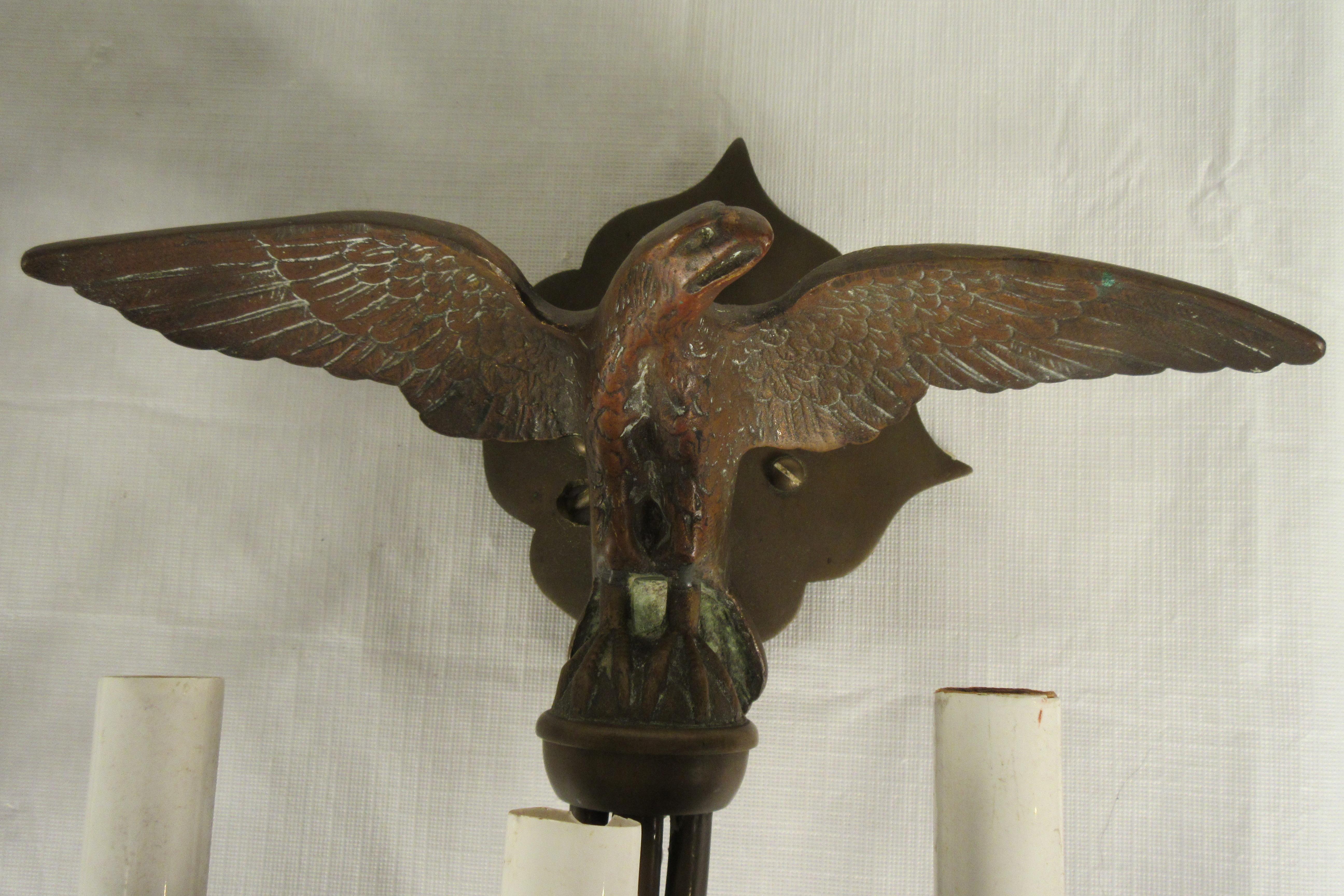 Paire d'appliques en bronze représentant un aigle, années 1950 Bon état - En vente à Tarrytown, NY