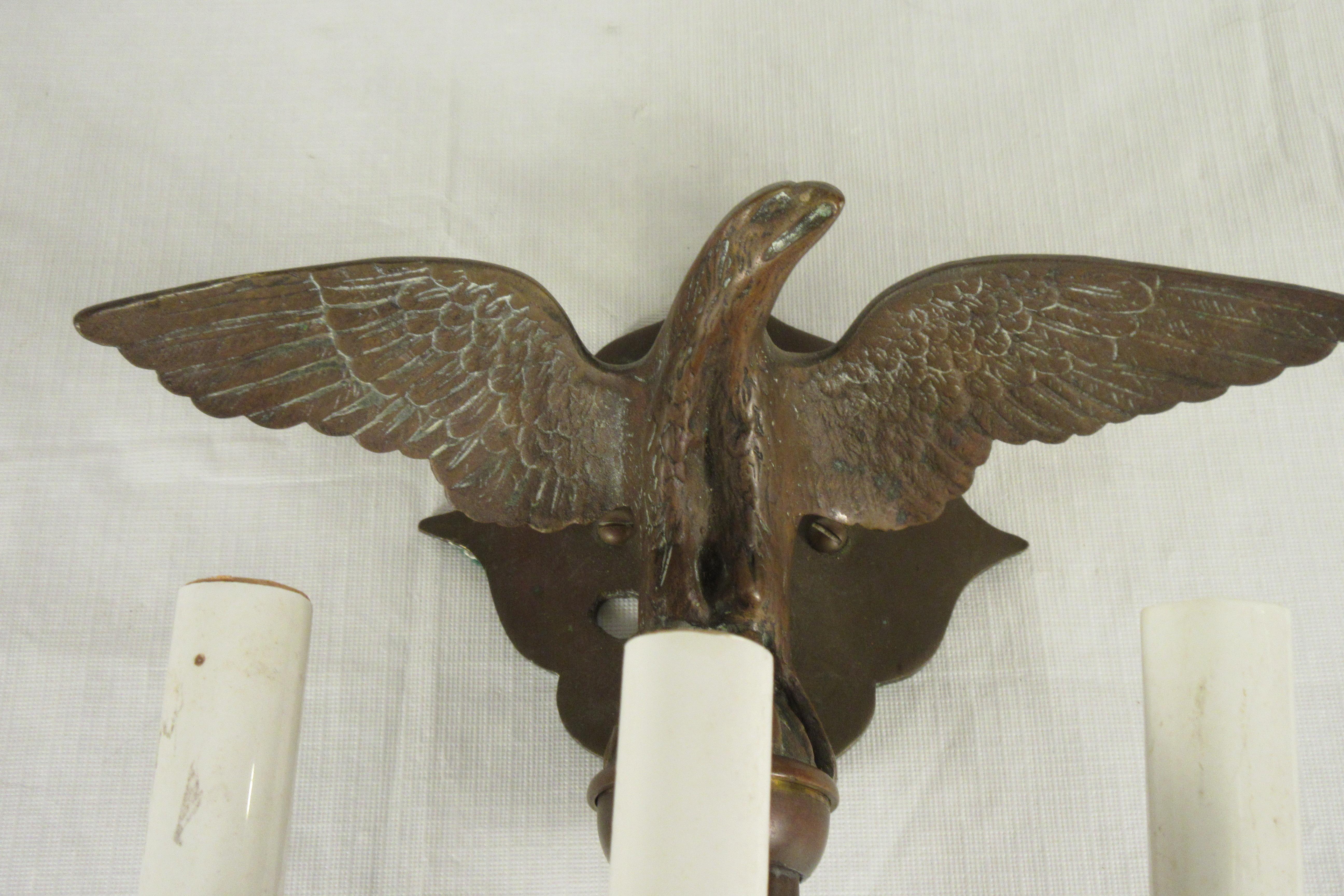 Milieu du XXe siècle Paire d'appliques en bronze représentant un aigle, années 1950 en vente