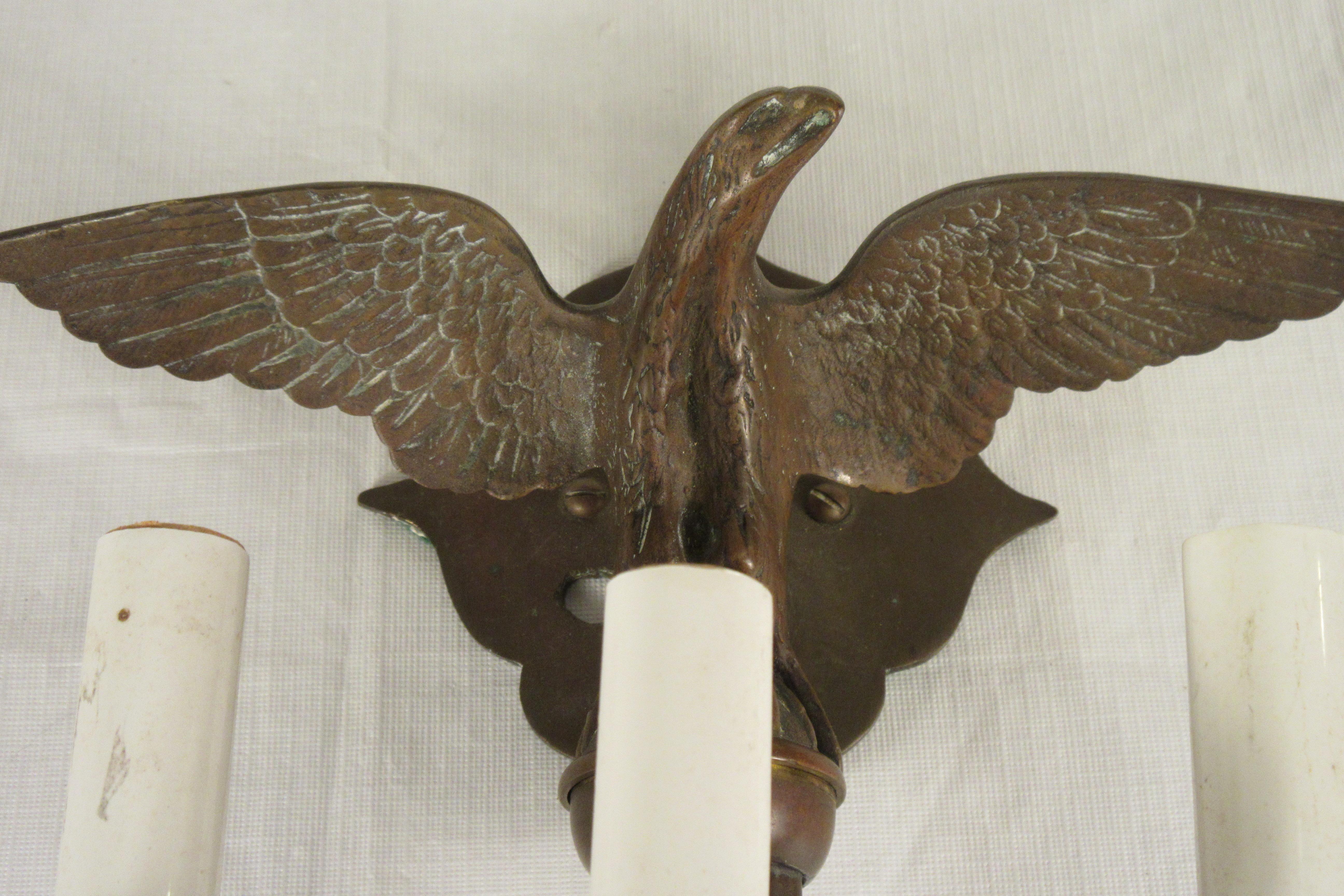 Paire d'appliques en bronze représentant un aigle, années 1950 en vente 1