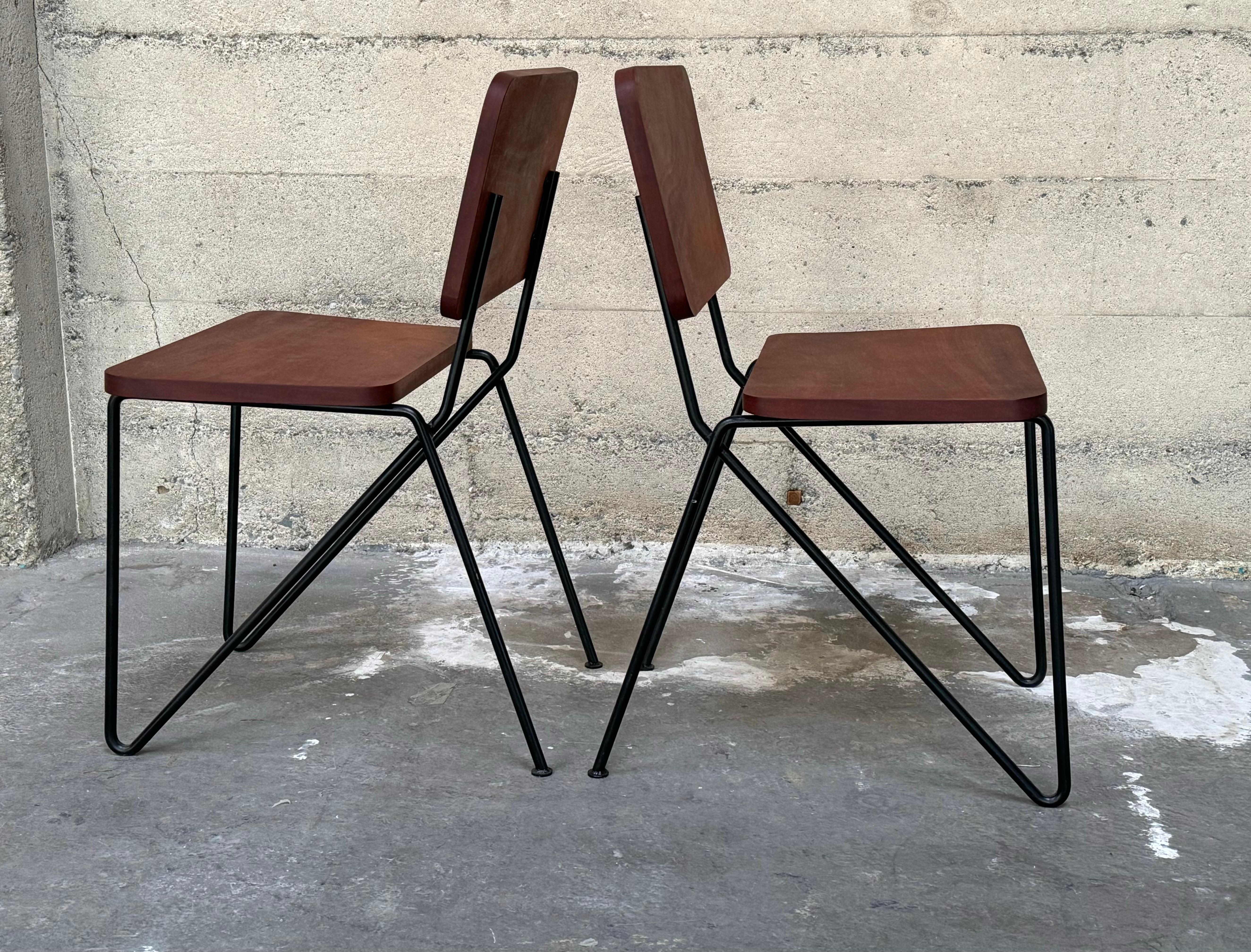 Ein Paar Beistellstühle aus Eisen und tropischem Hartholz im kalifornischen Design der 1950er Jahre im Angebot 5