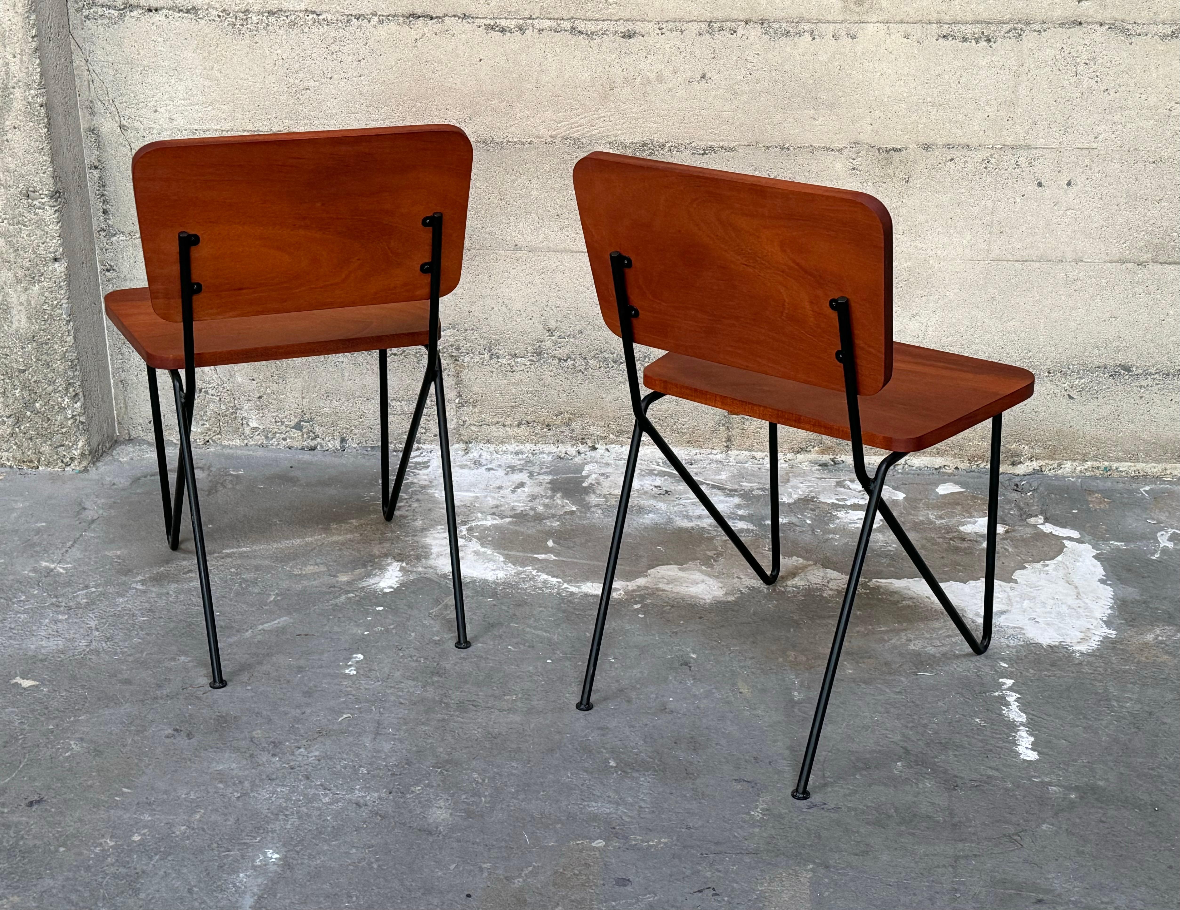 Ein Paar Beistellstühle aus Eisen und tropischem Hartholz im kalifornischen Design der 1950er Jahre (Mitte des 20. Jahrhunderts) im Angebot
